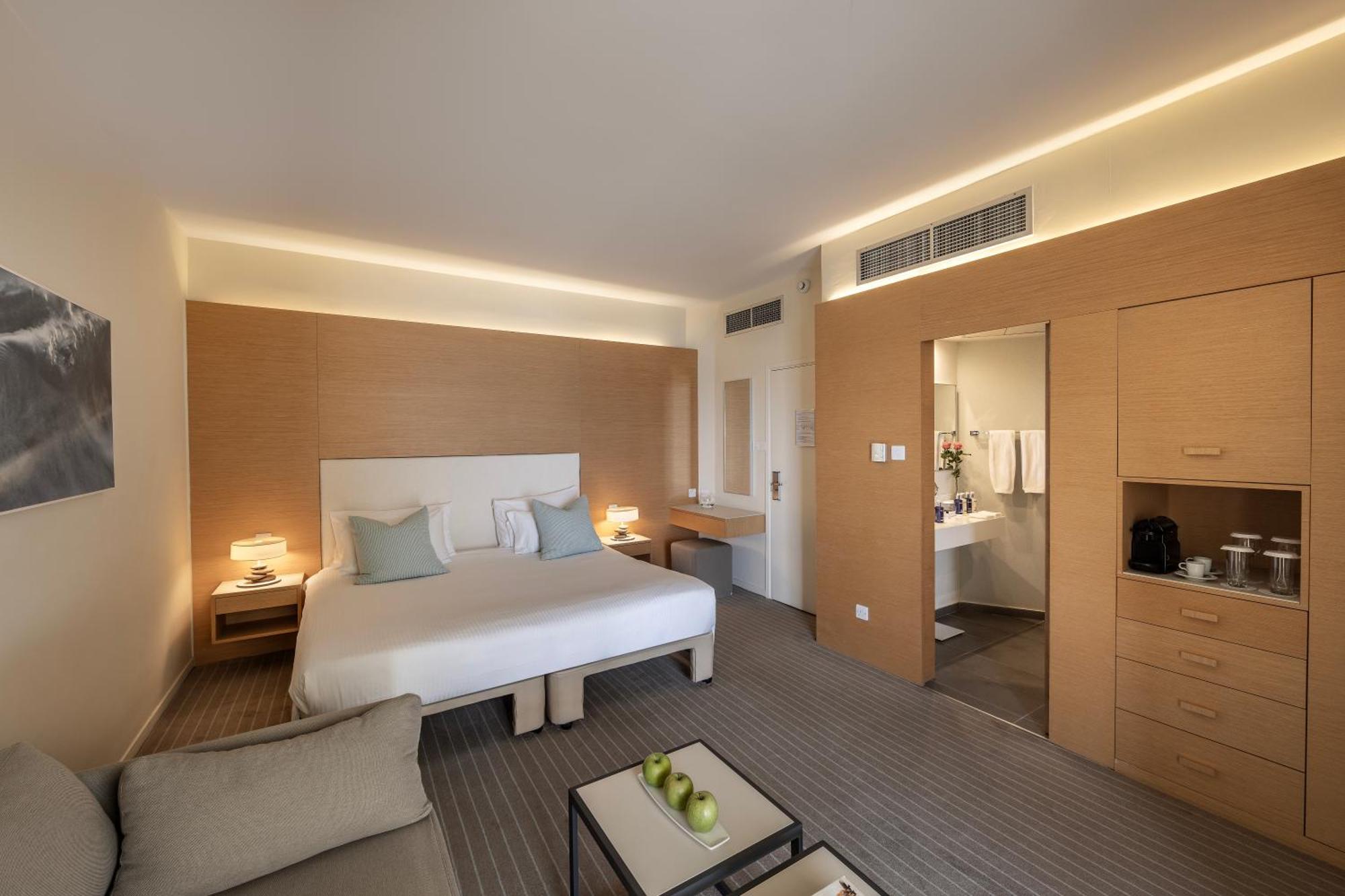 Deluxe Room with Sea View,1528691485:JPEG