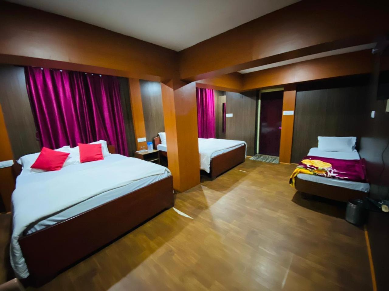 Apartament typu Club Junior Suite z łóżkiem typu king-size i widokiem na ocean