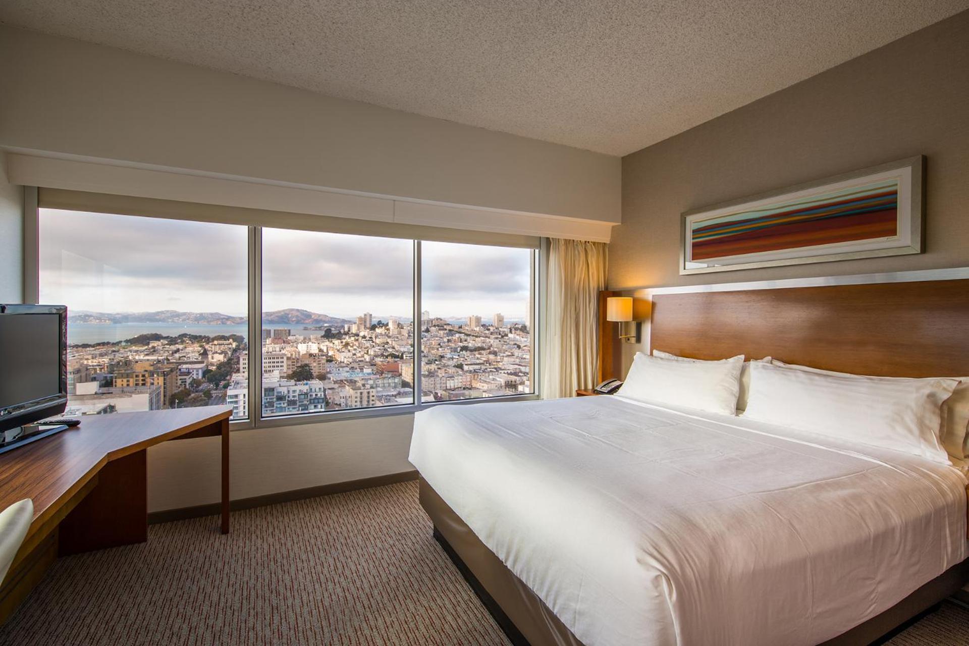 Pokój dwuosobowy typu Standard z 2 łóżkami podwójnymi i widokiem na miasto