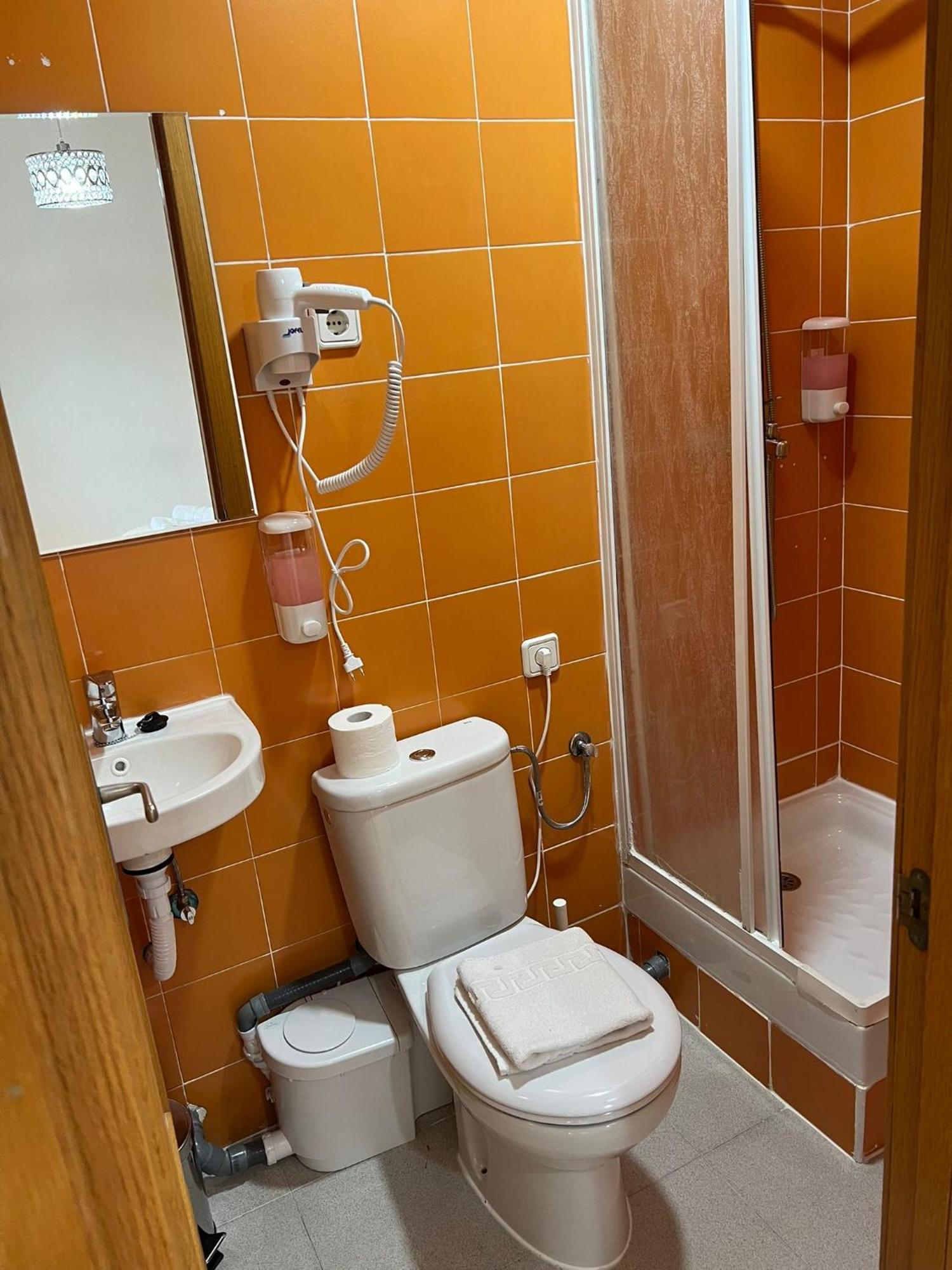 Pokój Dwuosobowy z dodatkowym łóżkiem i wspólną łazienką