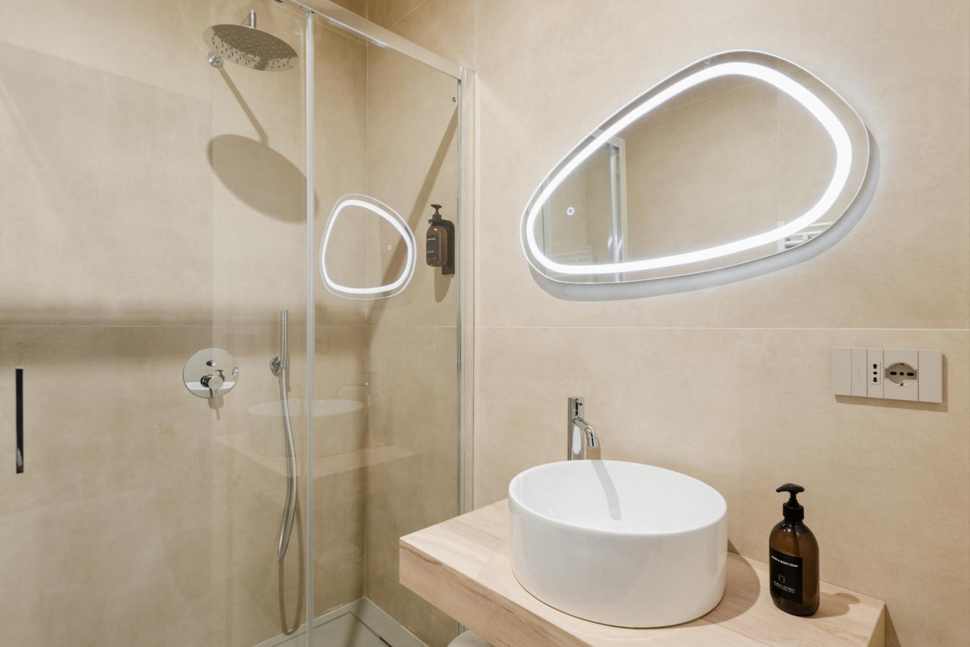 Suite Spa Bath,1533945289:JPEG