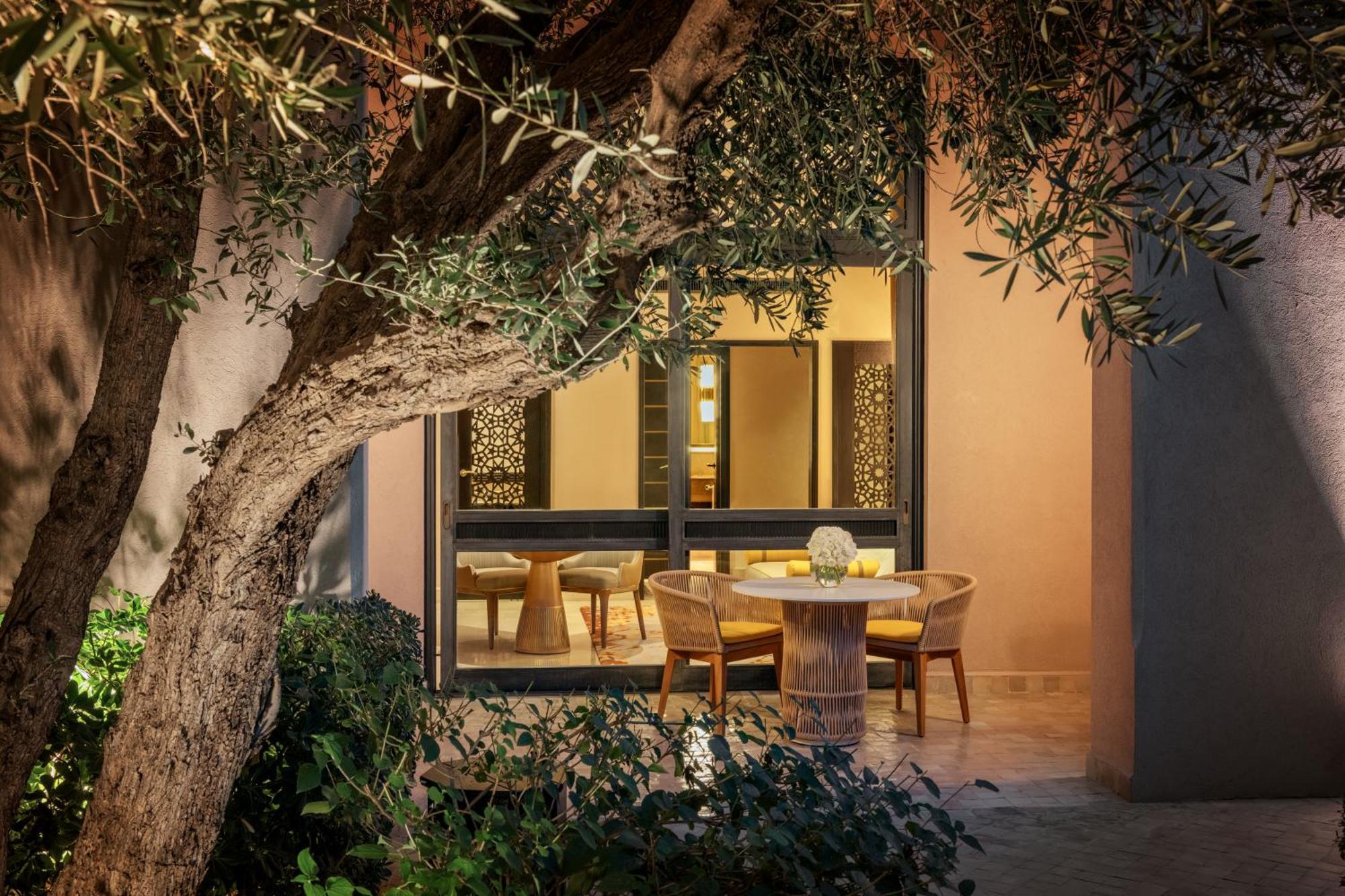 Garden Patio Room King Bed,1534830808:JPEG