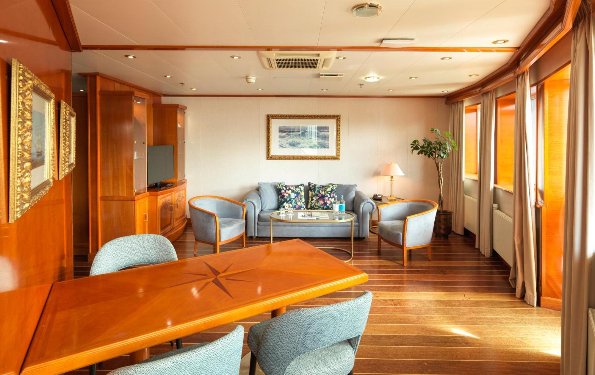 Apartament typu Junior Suite z widokiem na doki