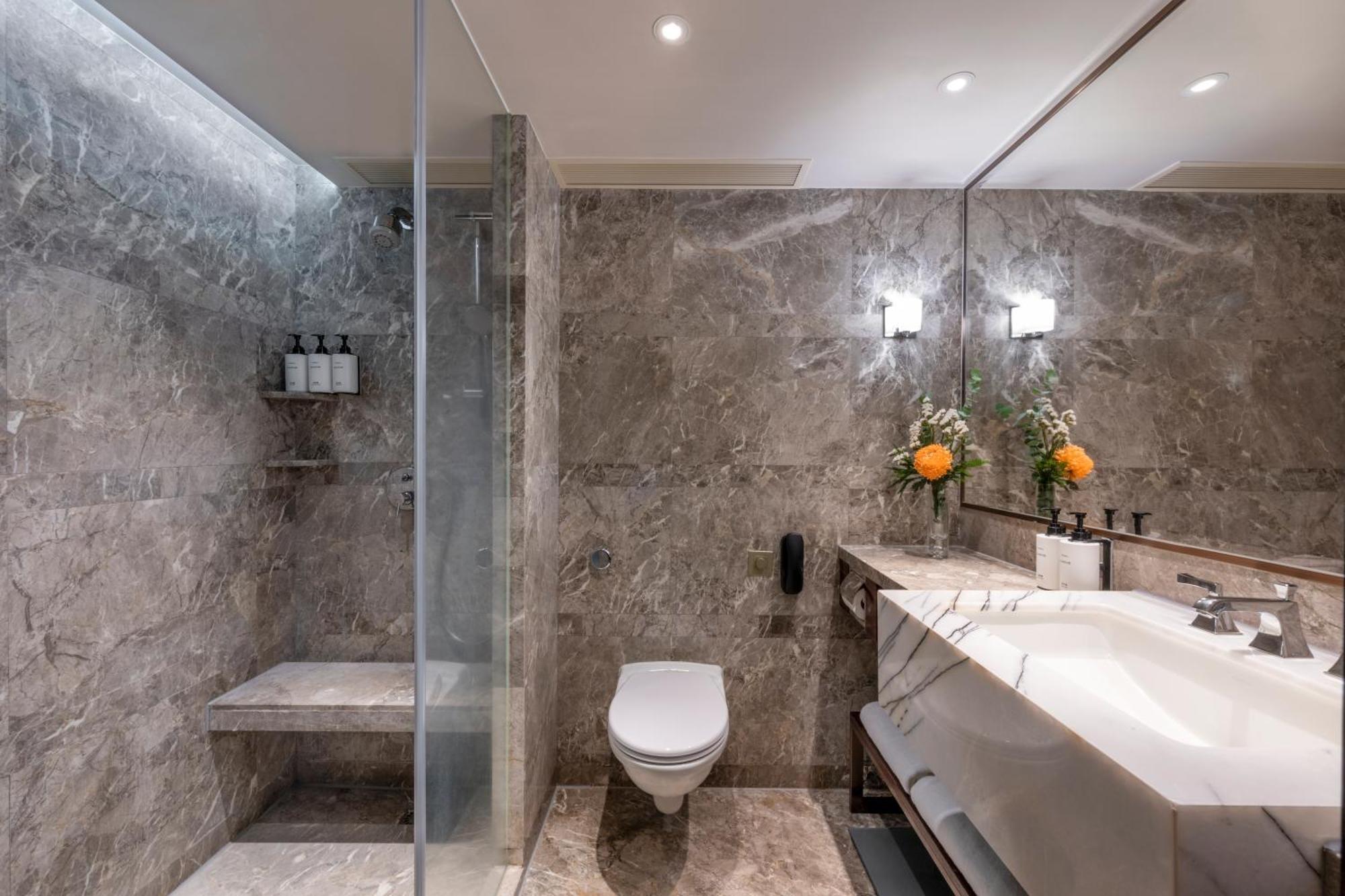 One-Bedroom Suite Skyline Harbour View