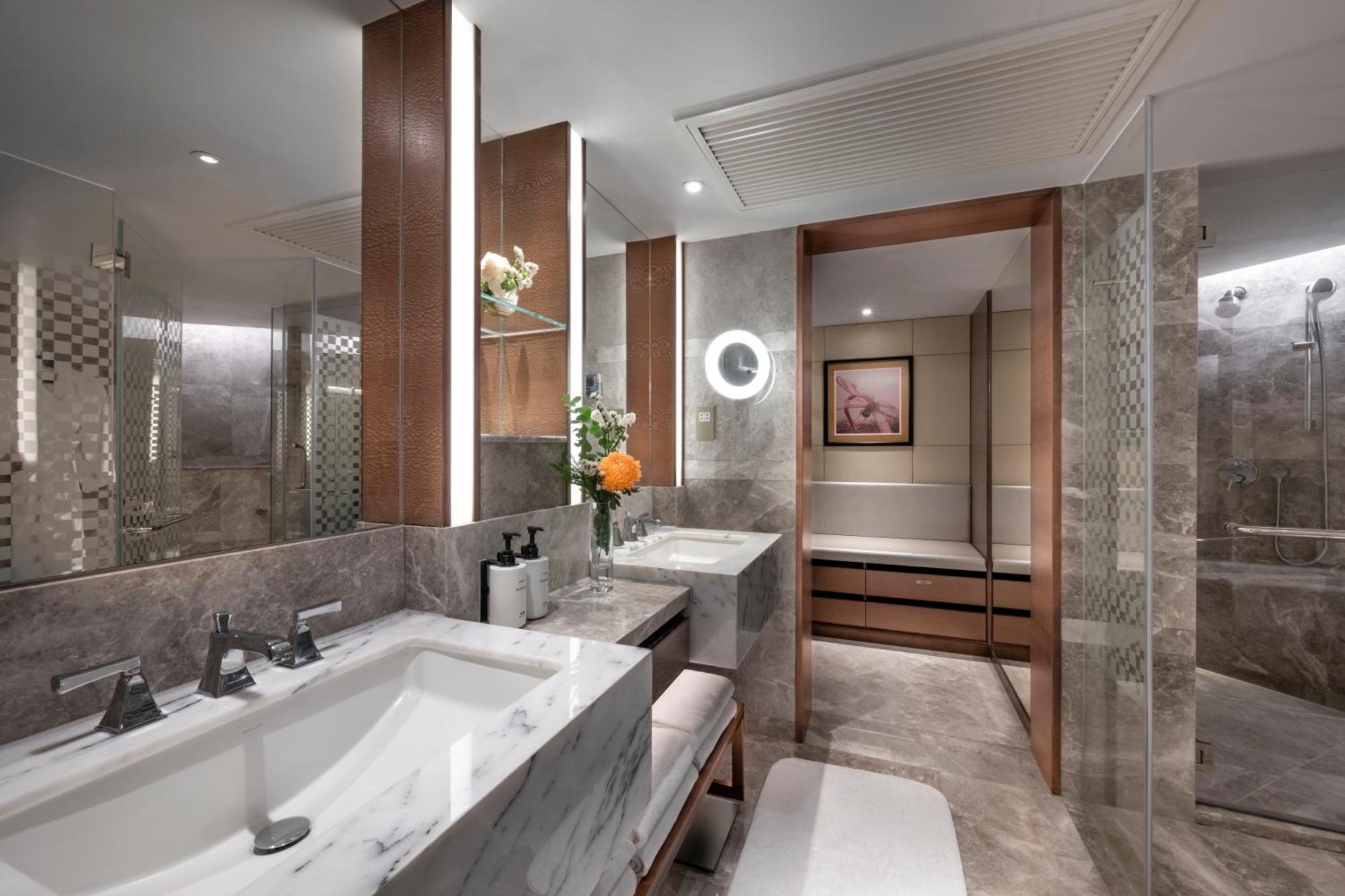 King Suite Victoria Harbour View