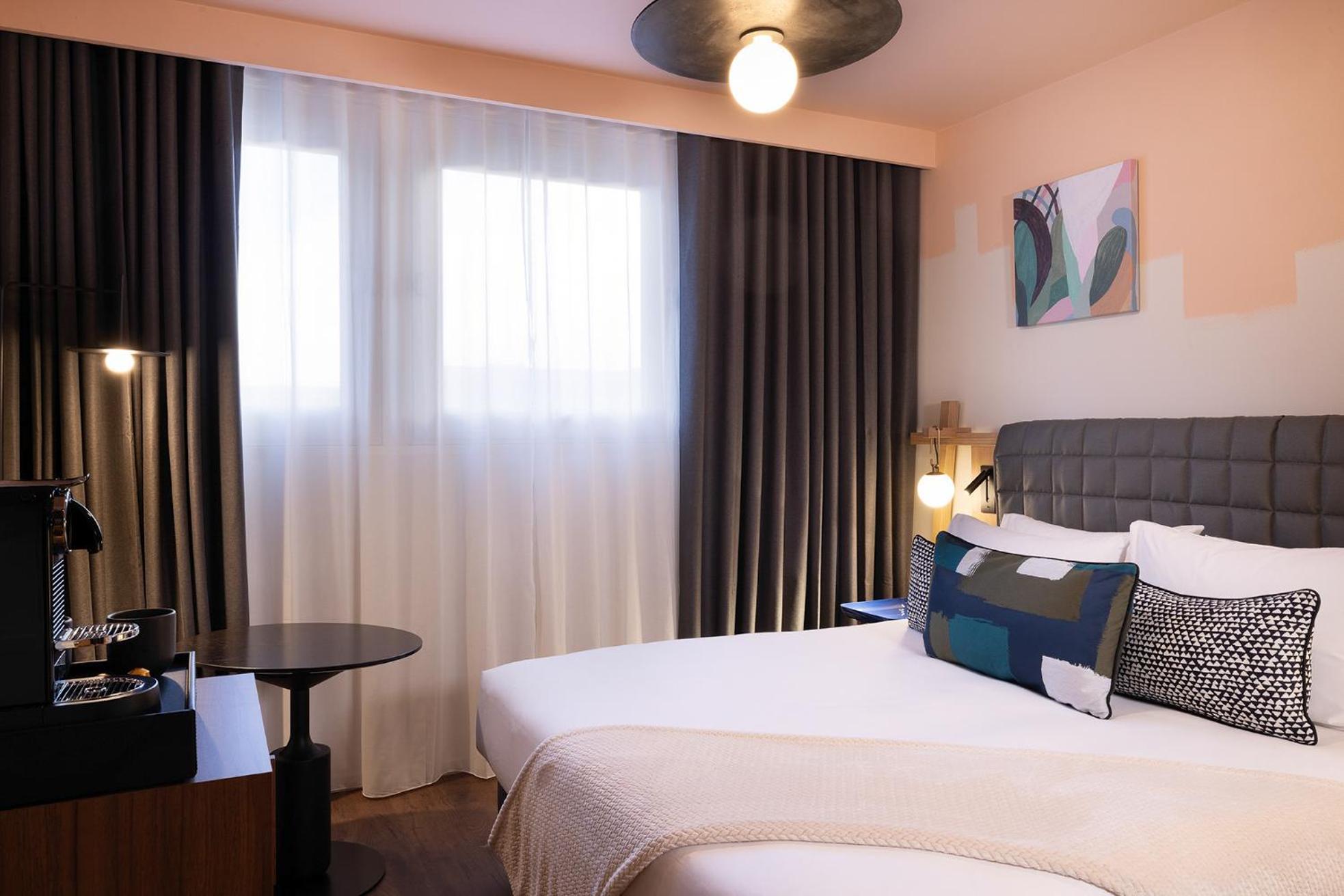 Simone Eiffel Communicante Room