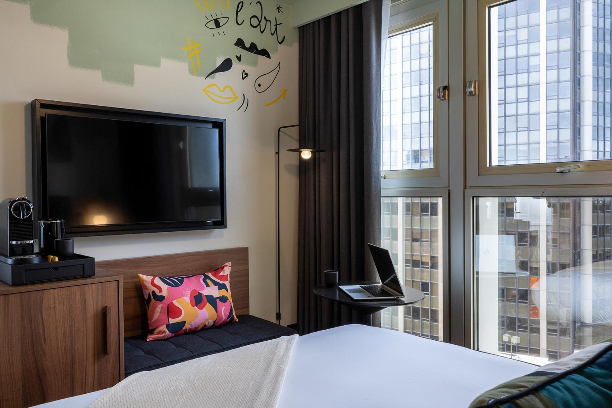 Simone Eiffel Prestige Room