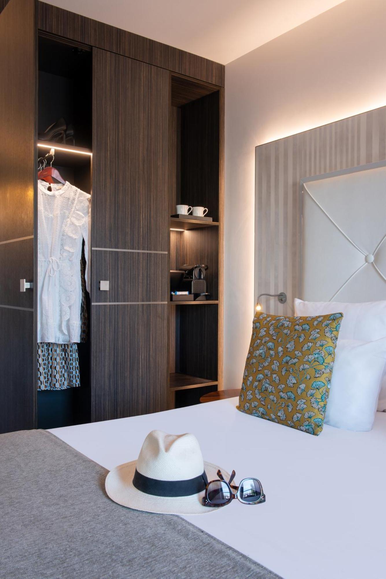 Double room Eiffel Tower view – 5th 6th floor