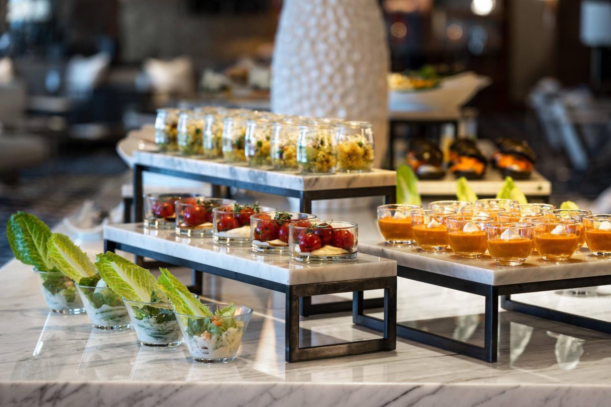 Narożny pokój z łóżkiem typu king-size i widokiem na miasto