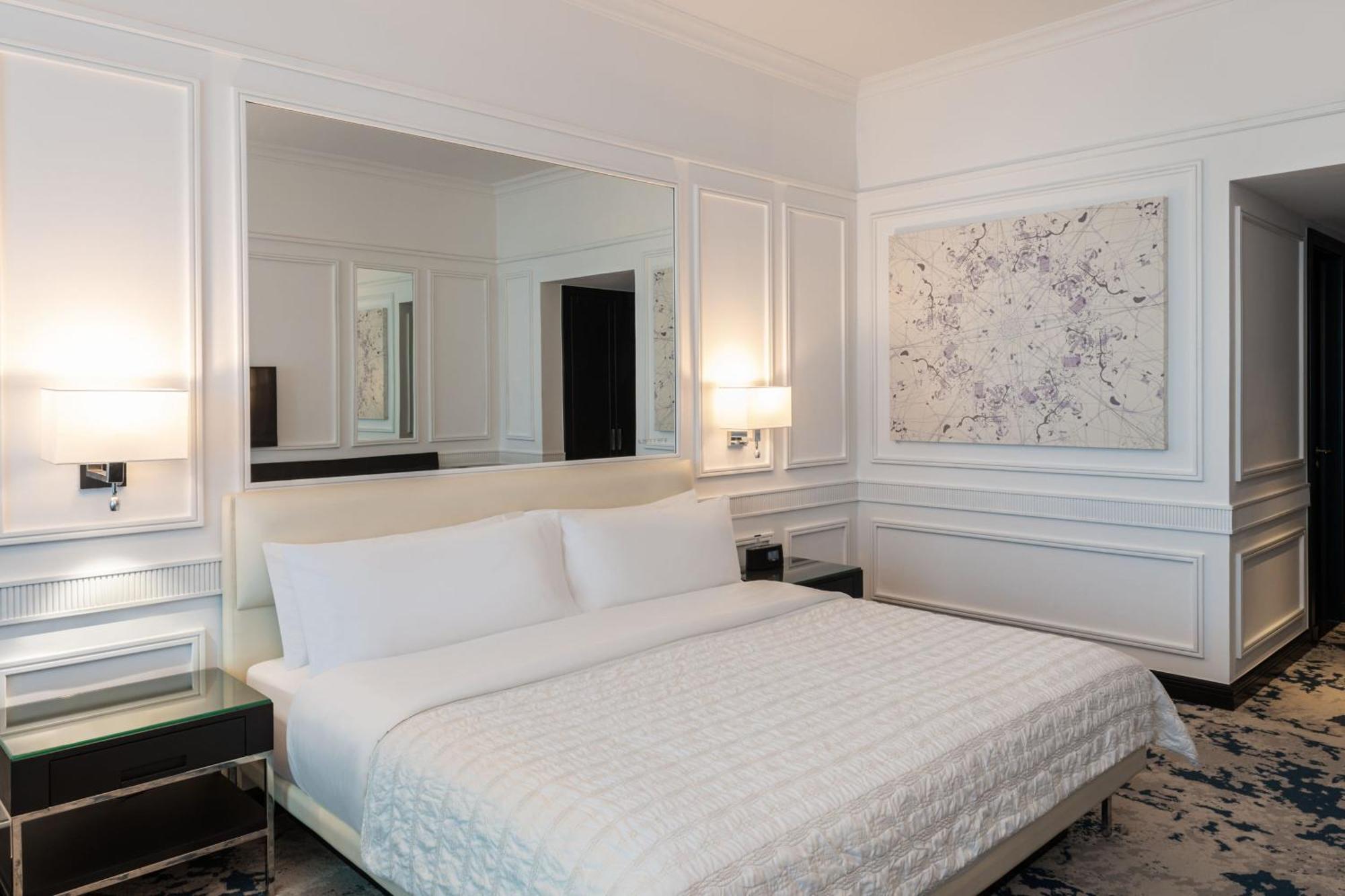 Deluxe Suite Sea View Club lounge access 1 King Balcony