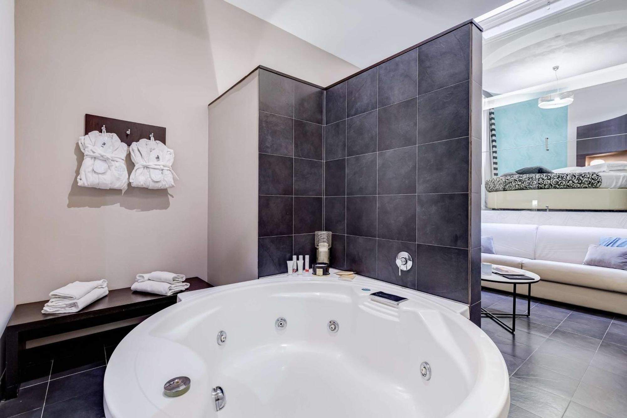 King Suite with Round Bed, Sofa Bed and Hot Tub