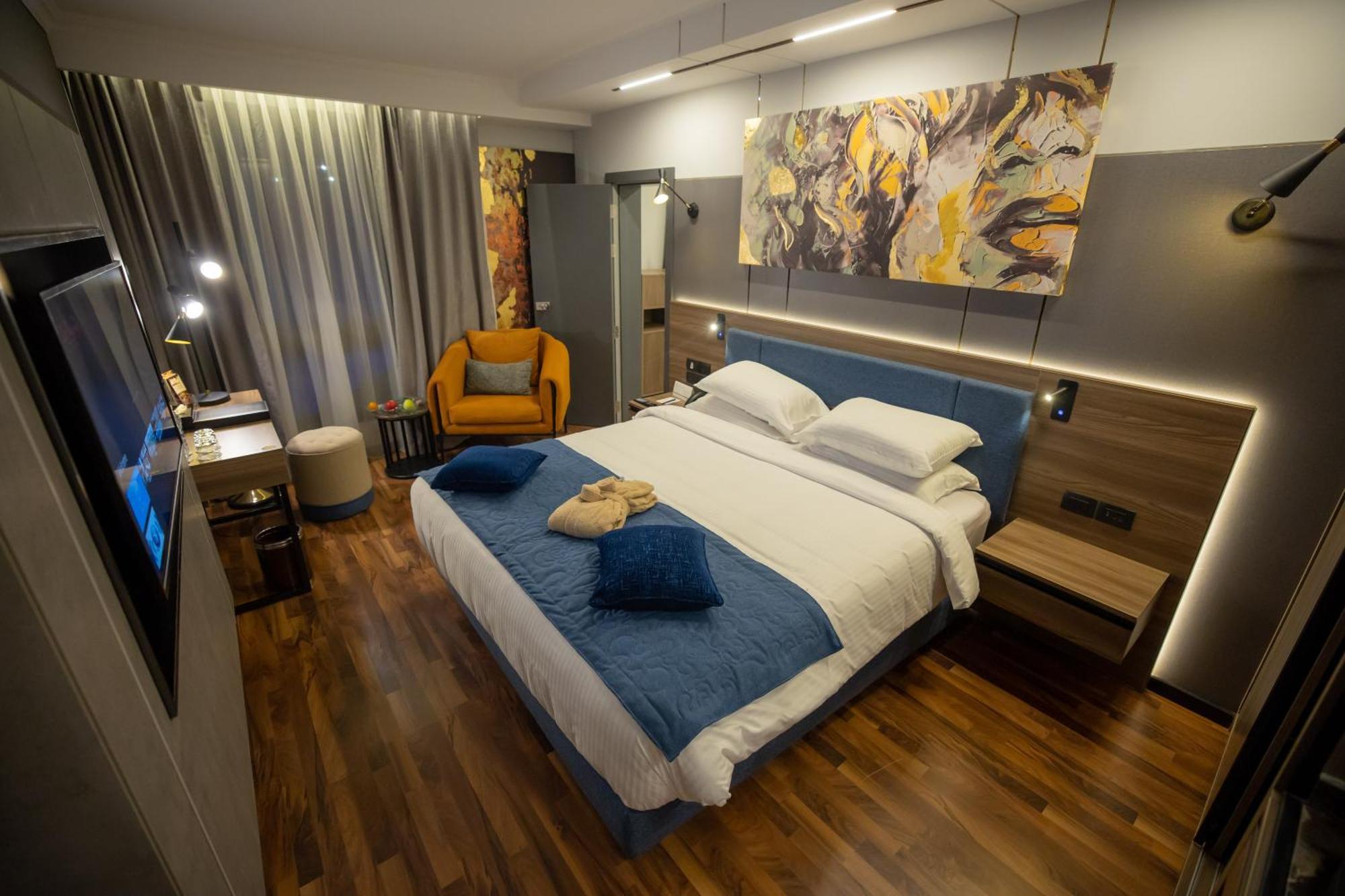 Premium Suite 24 or 7 Butler Lounge Access