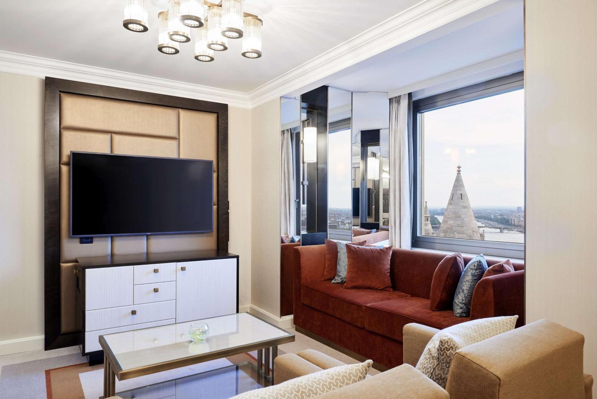 Apartament typu Junior Suite z łóżkiem typu king-size i widokiem na Dunaj