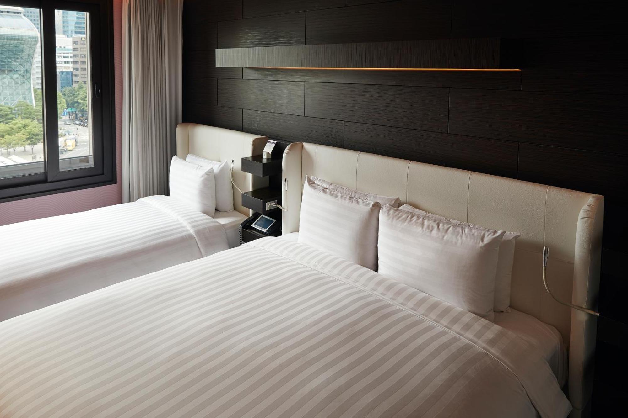 1 Twin Bed 1 King Bed Deluxe Guest room