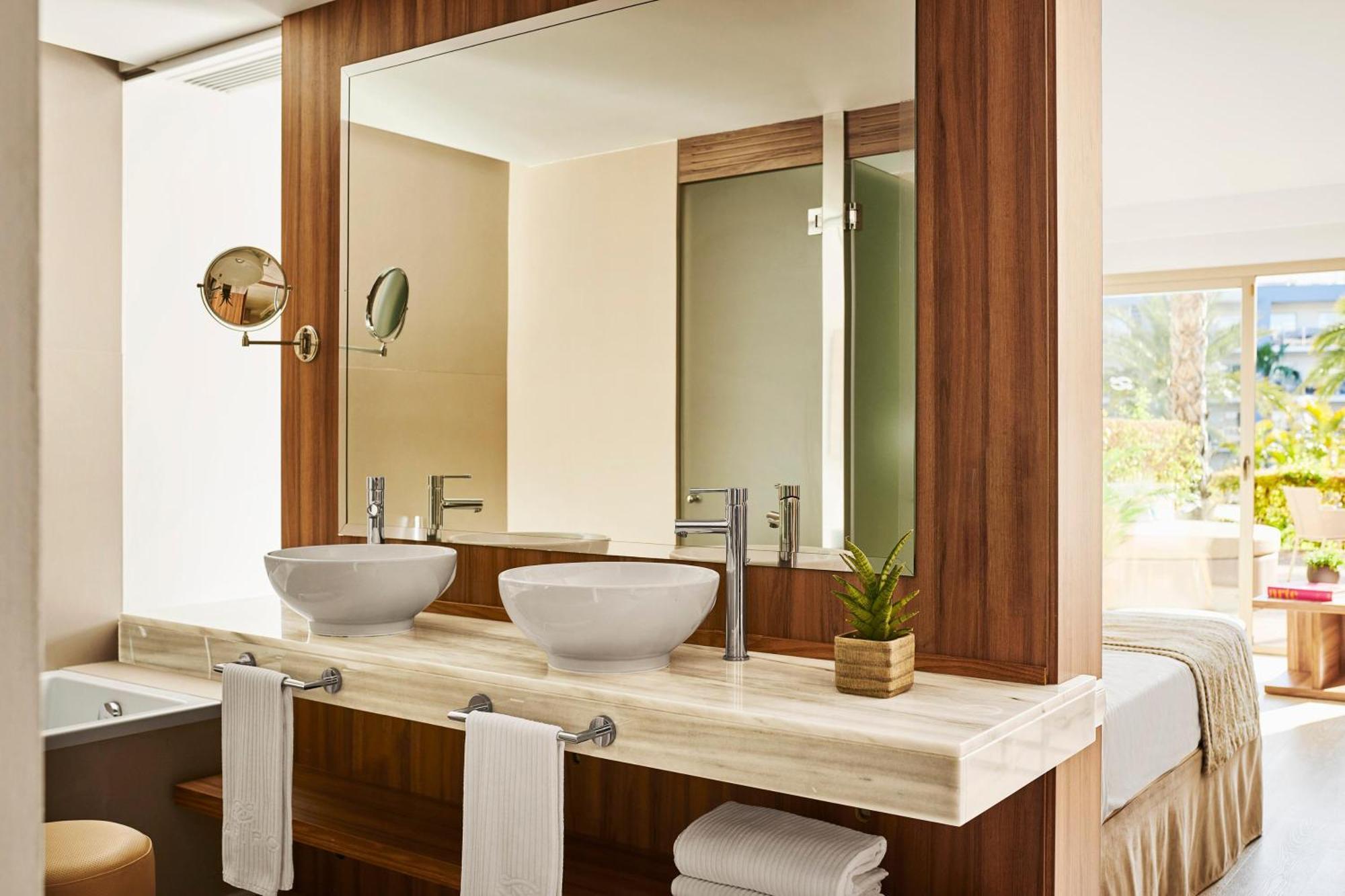 Apartament typu Junior Suite z widokiem na basen