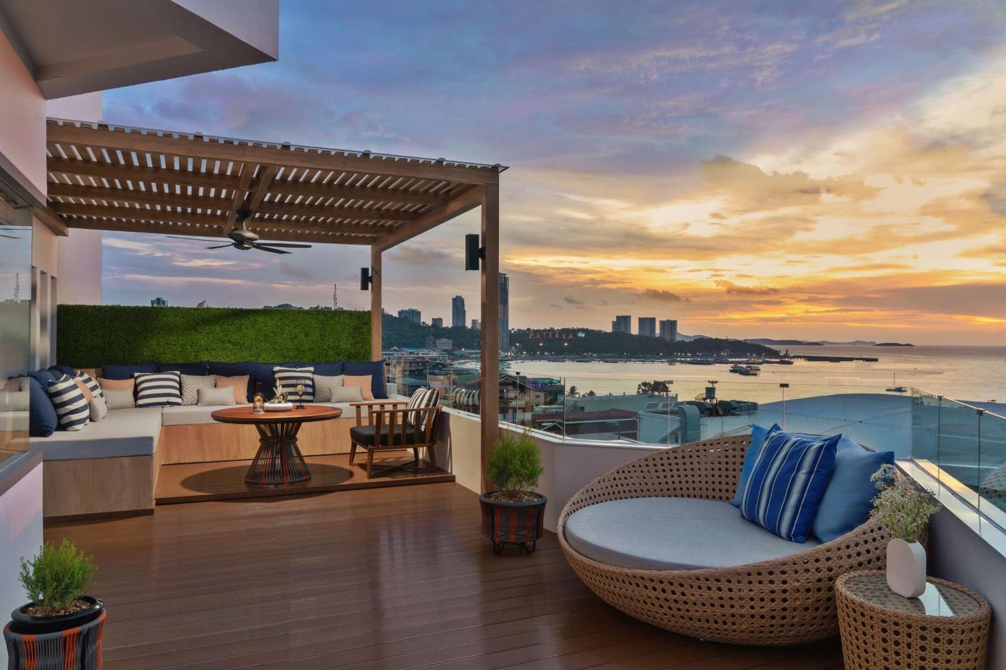 Sea View Corner Suite