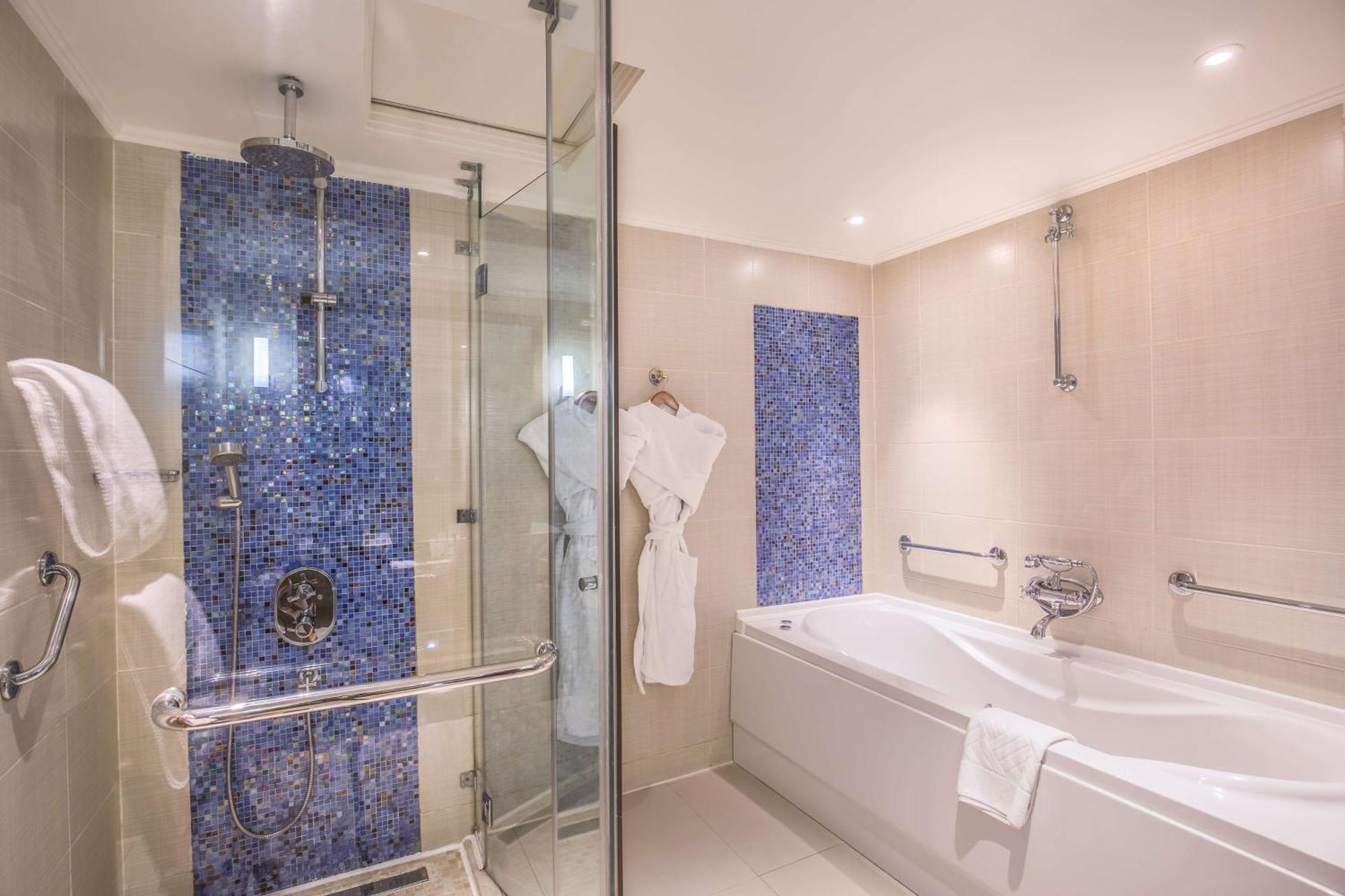 One-Bedroom King Suite Sea View