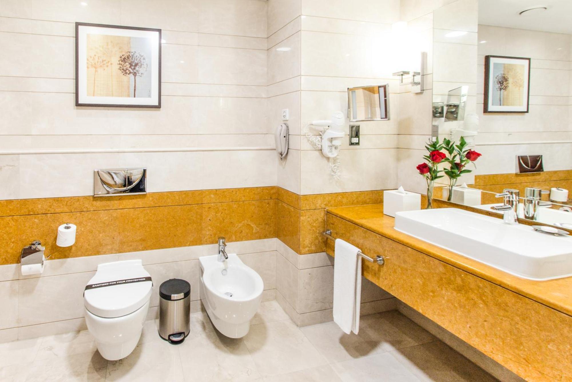 Club Twin Room Inclusive of One Way Dubai Airport Drop Off & Club Lounge Access