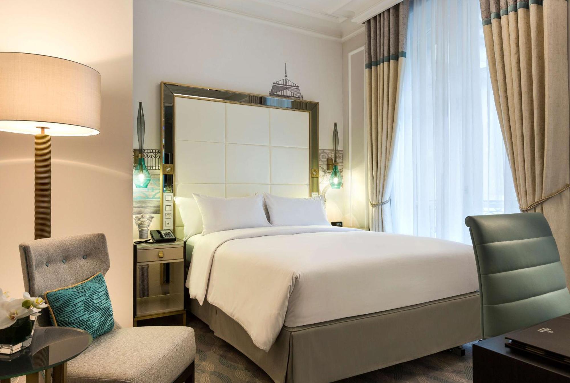 Junior Queen Suite