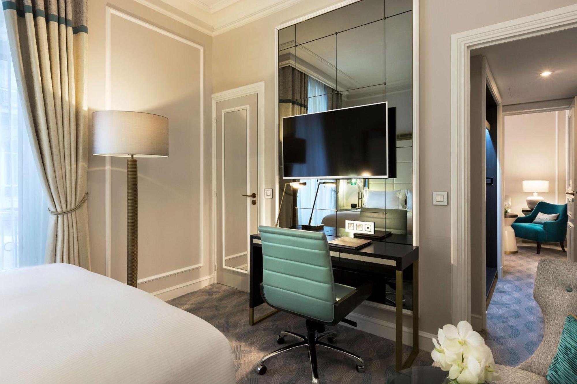 Junior Queen Suite