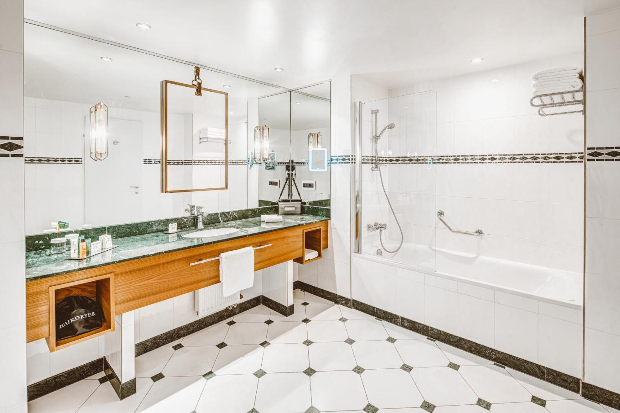 Twin Room,1549438681:JPEG