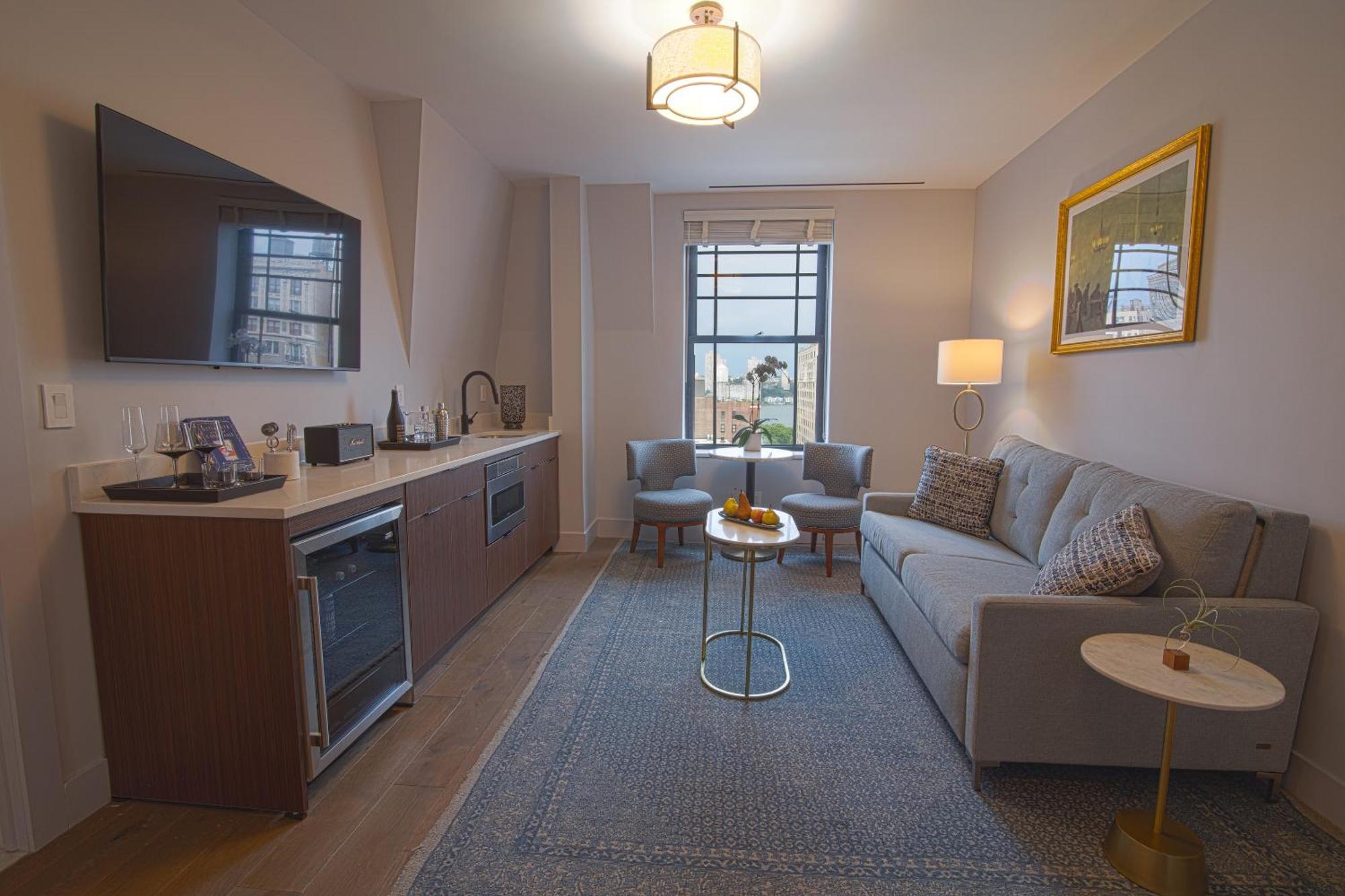 Apartament typu Hudson Suite z 2 sypialniami, łóżkiem typu king-size, 2 łóżkami podwójnymi i rozkładaną sofą