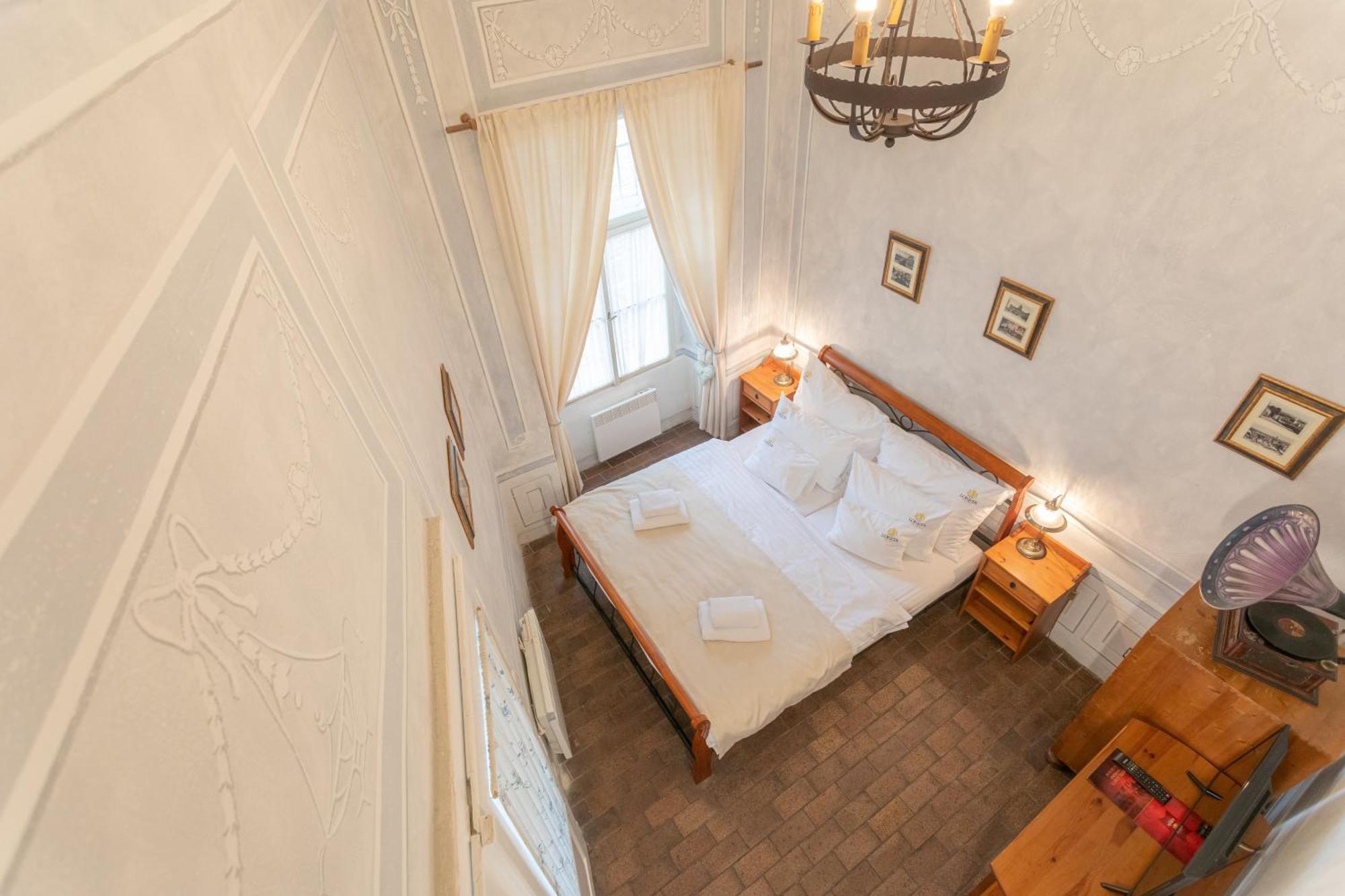 Double Room with Entrance from the Street