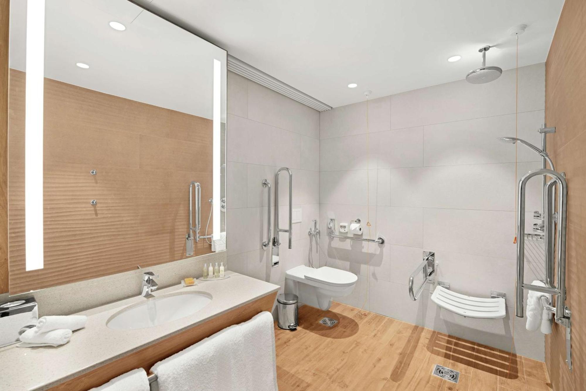 Queen Room Accessible
