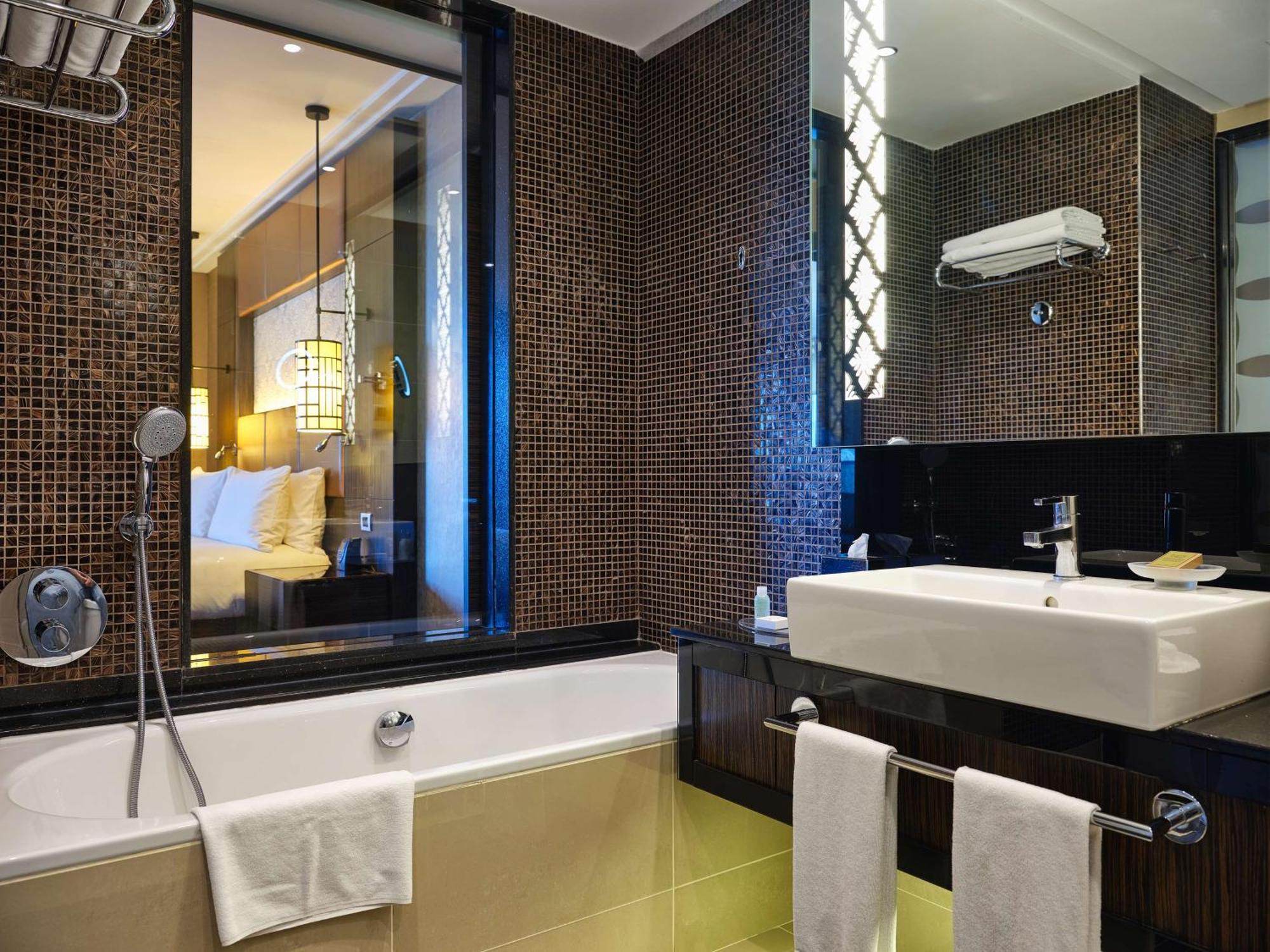 Deluxe King Room City View