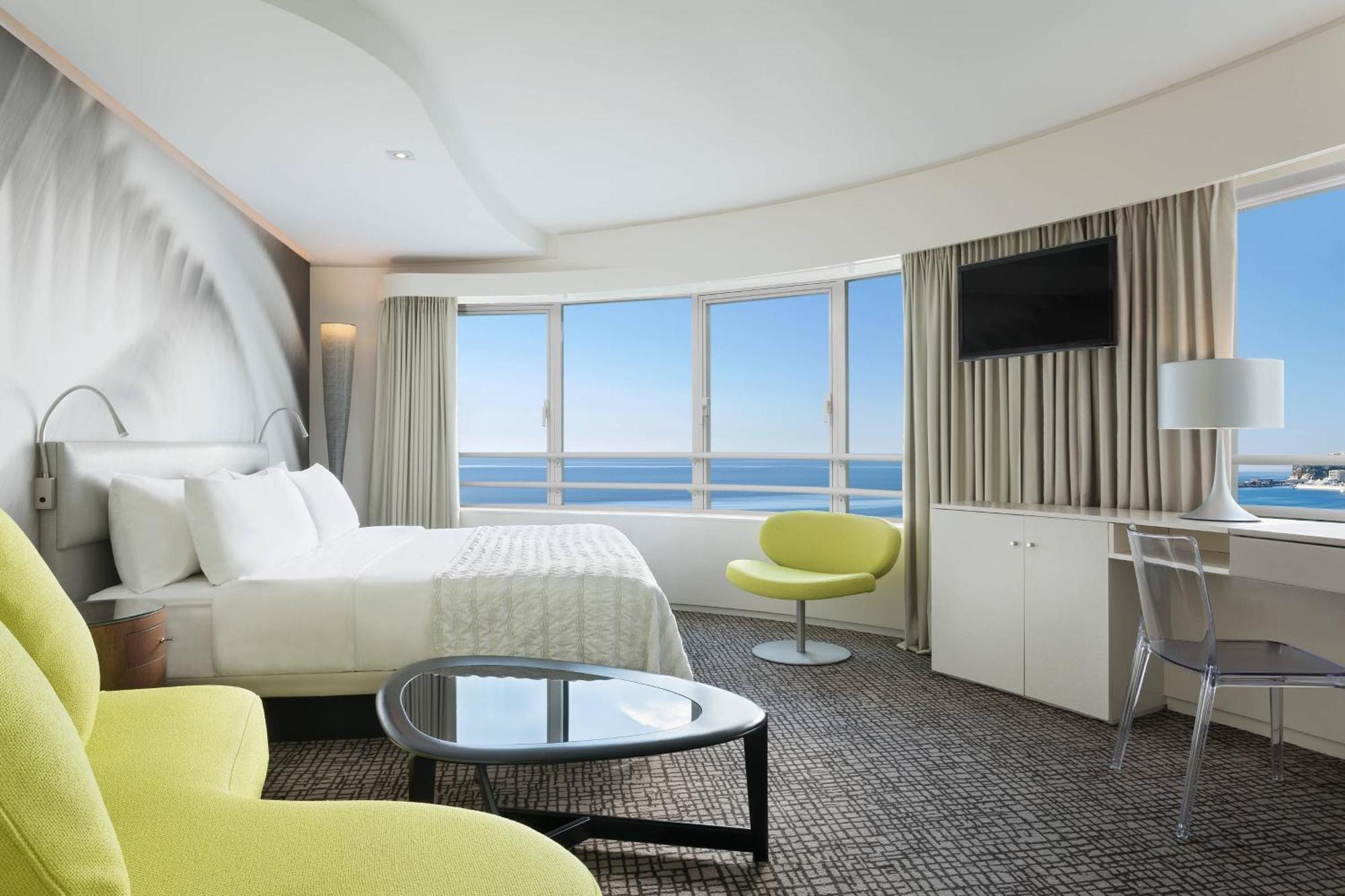 Design Guest room 1 King Sea view Crystal Towers