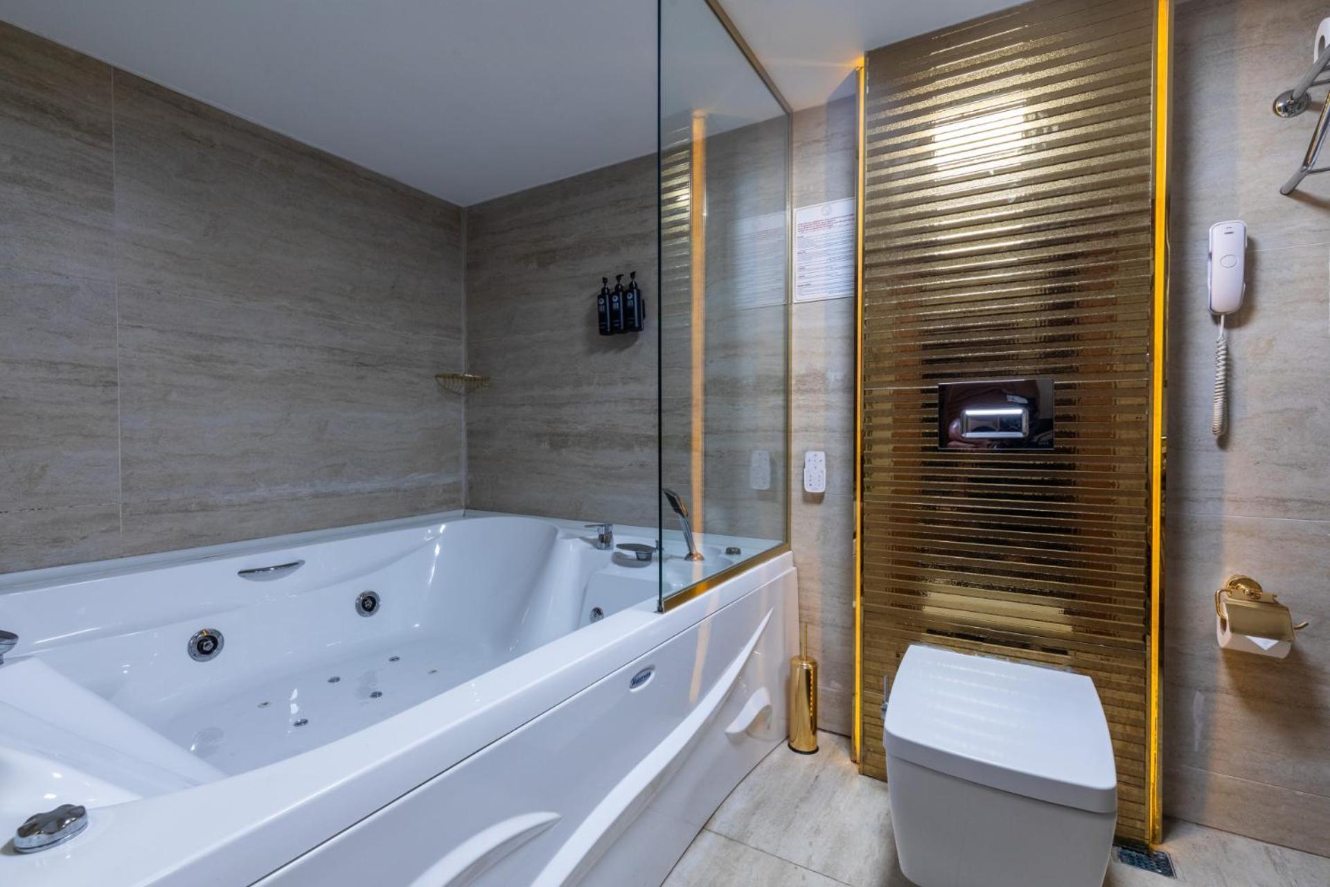 Apartament rodzinny typu Suite z wanną z hydromasażem