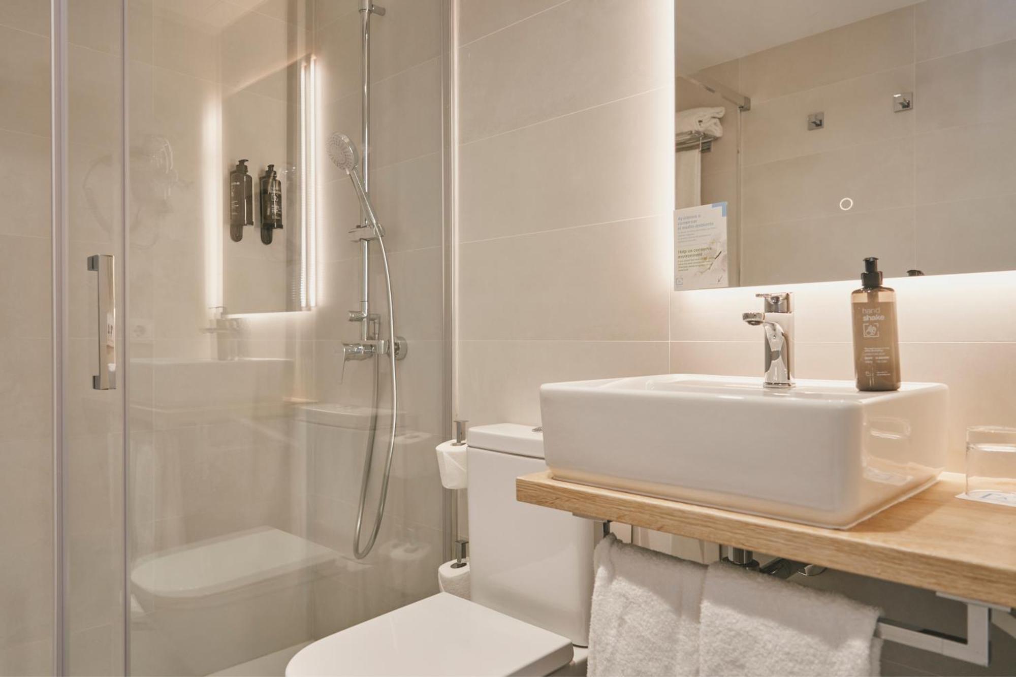 Twin Room (1-2 Adults),1554144070:JPEG