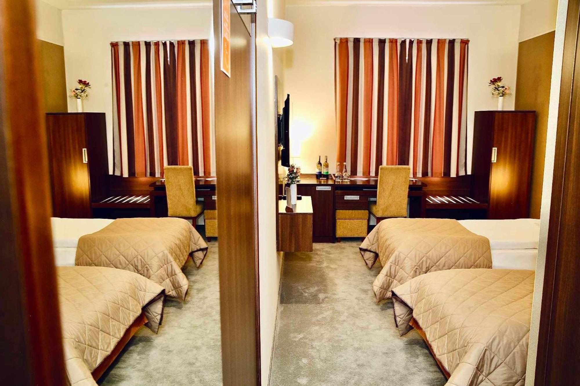 Twin Room,1555612252:JPEG