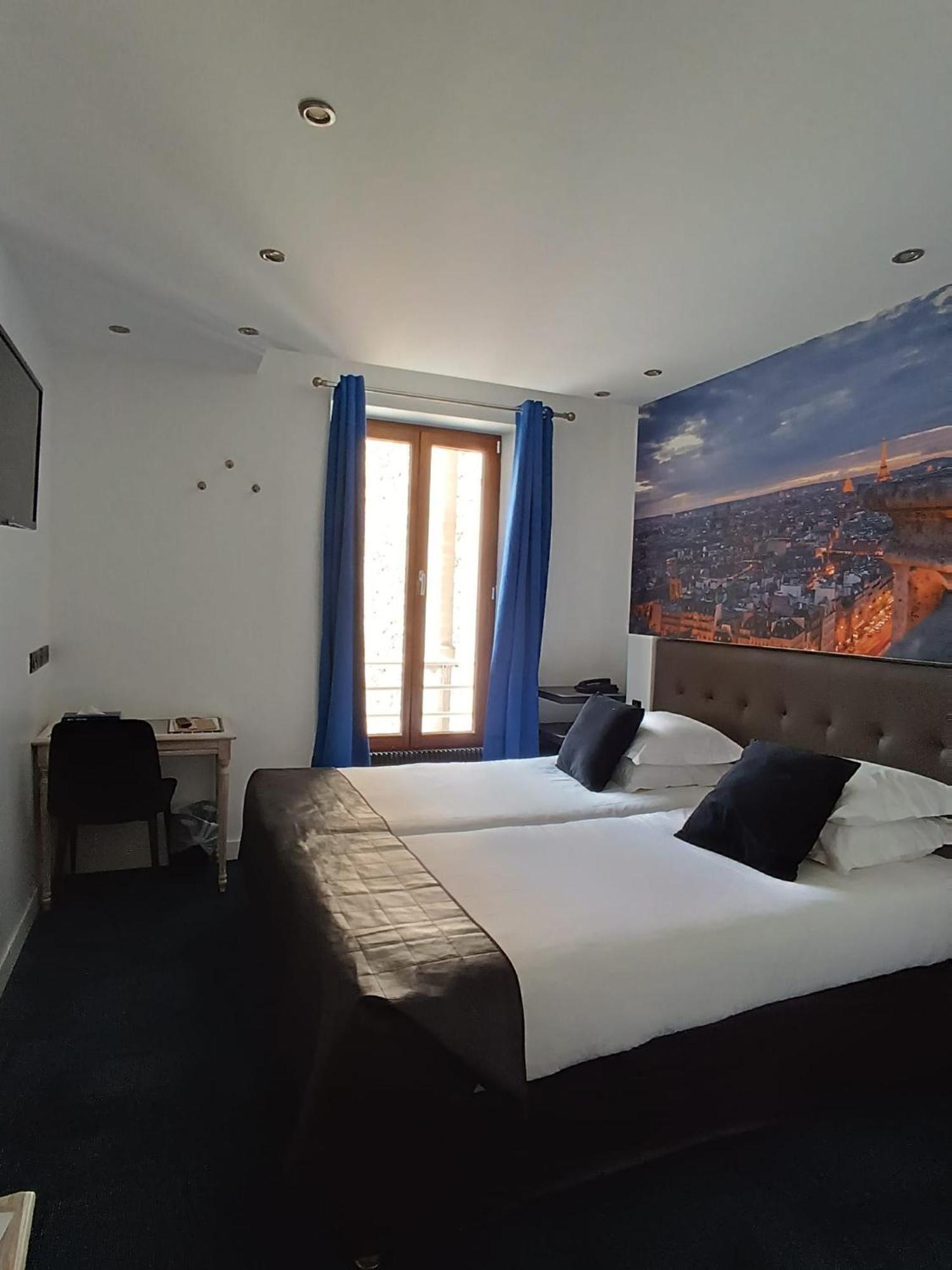 Superior double or twin street view or courtyard