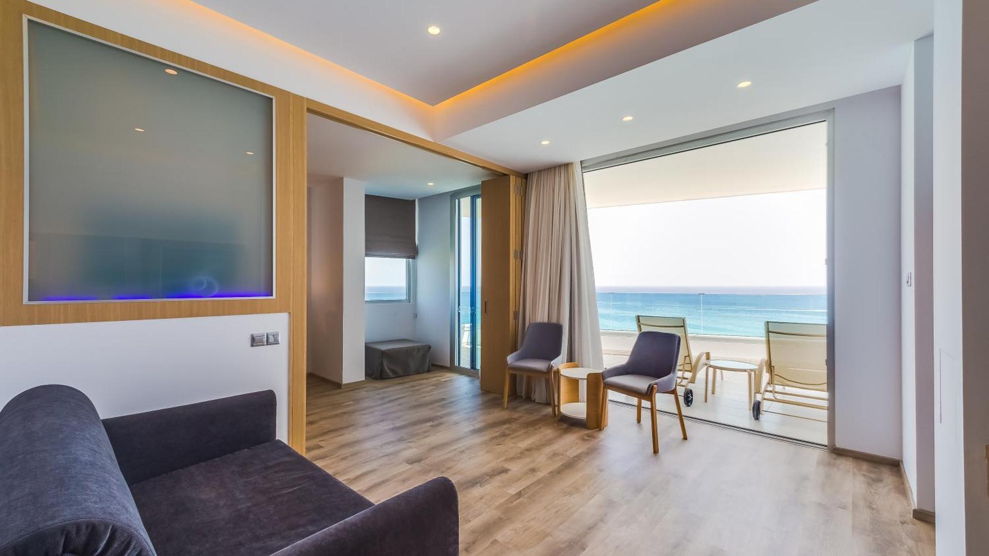 One-Bedroom Suite Sea View