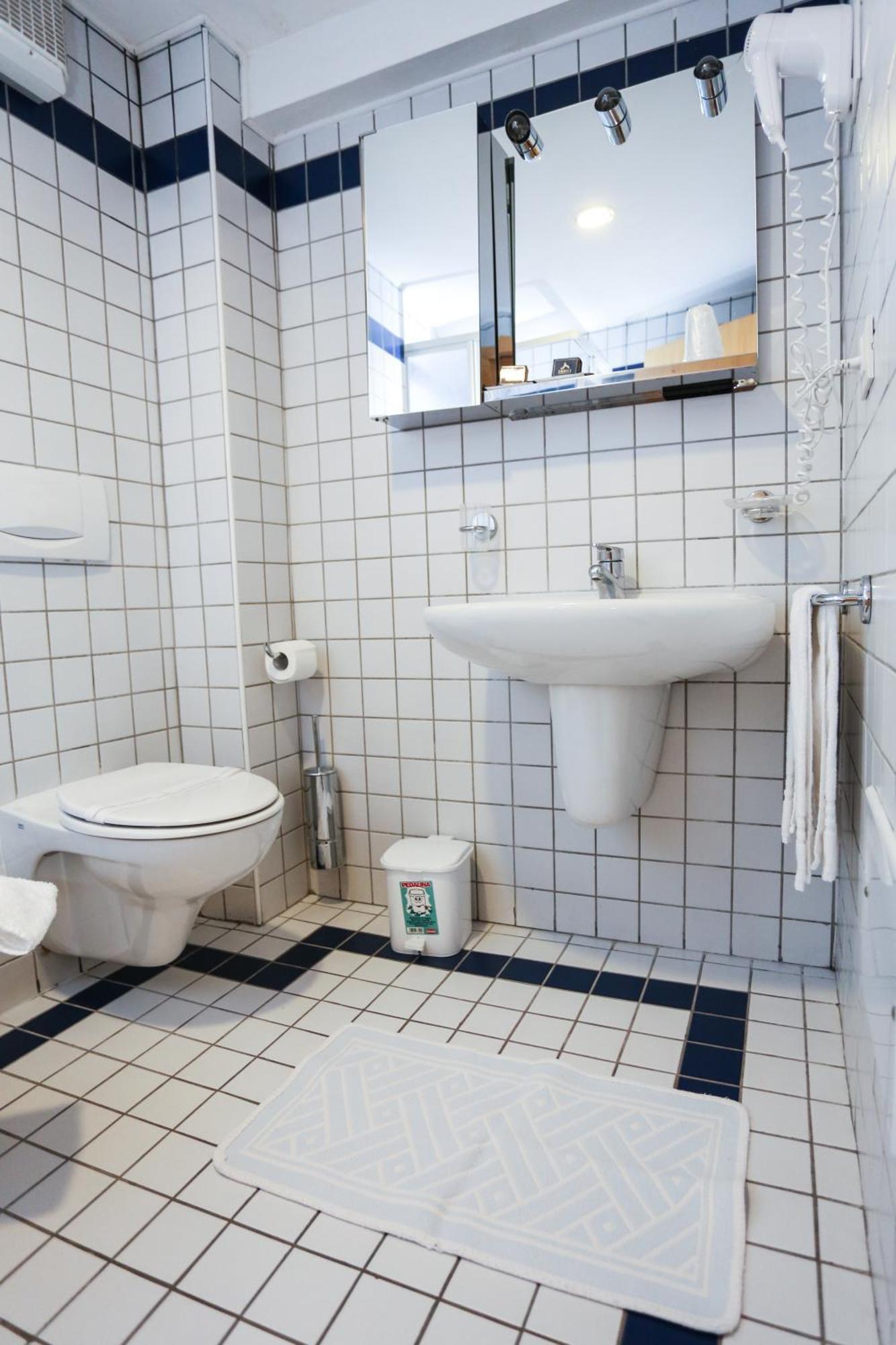 Triple Room,1559614132:JPEG