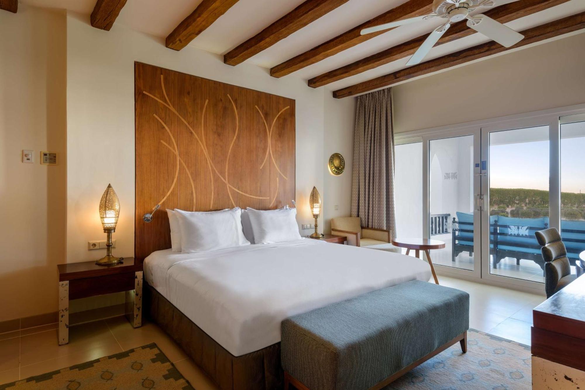 One-Bedroom King Suite Sea View