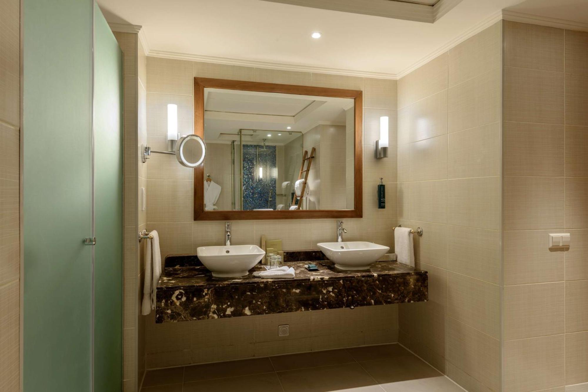One-Bedroom King Suite Sea View