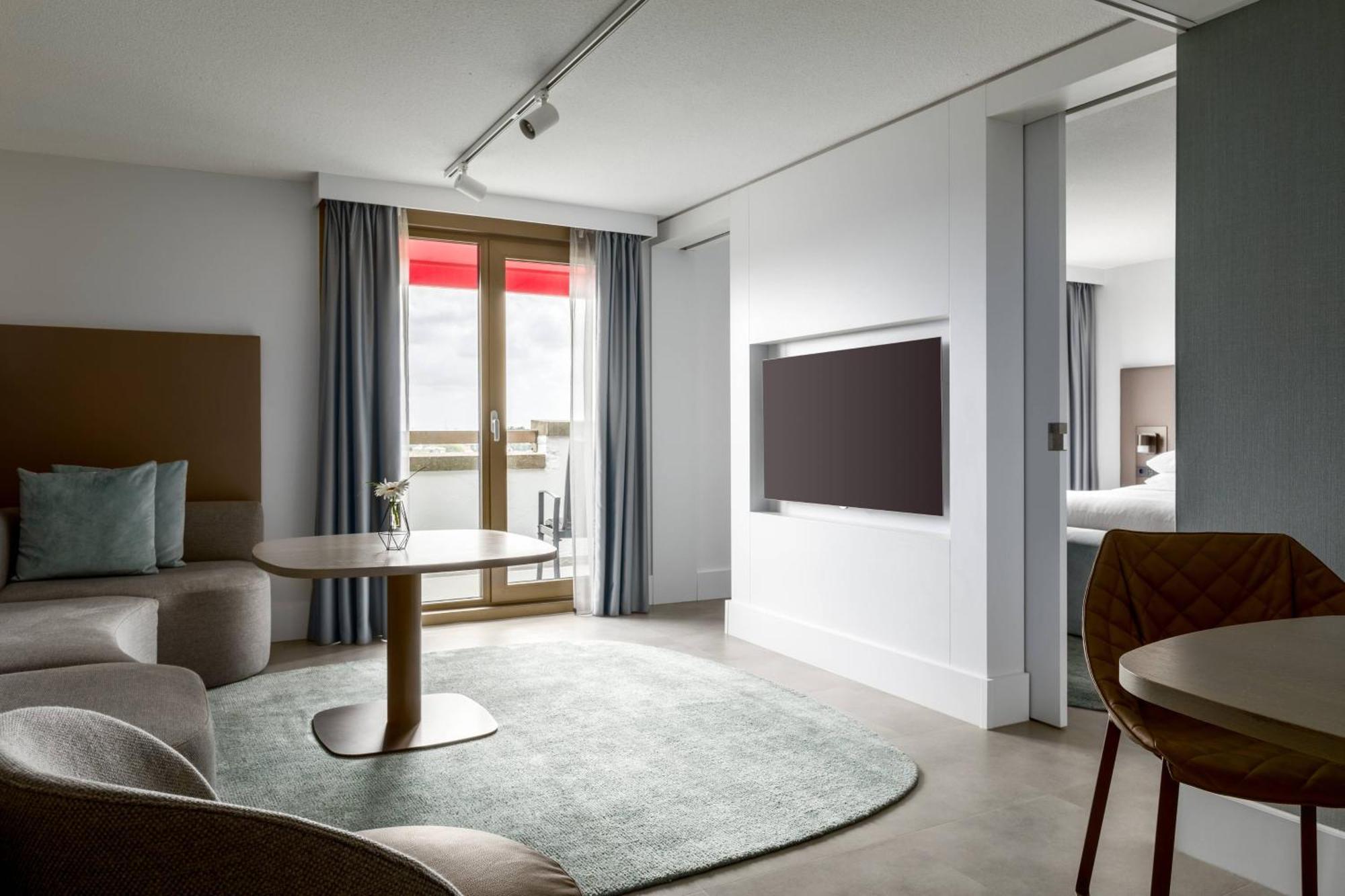 Balcony Suite M Club Lounge Access