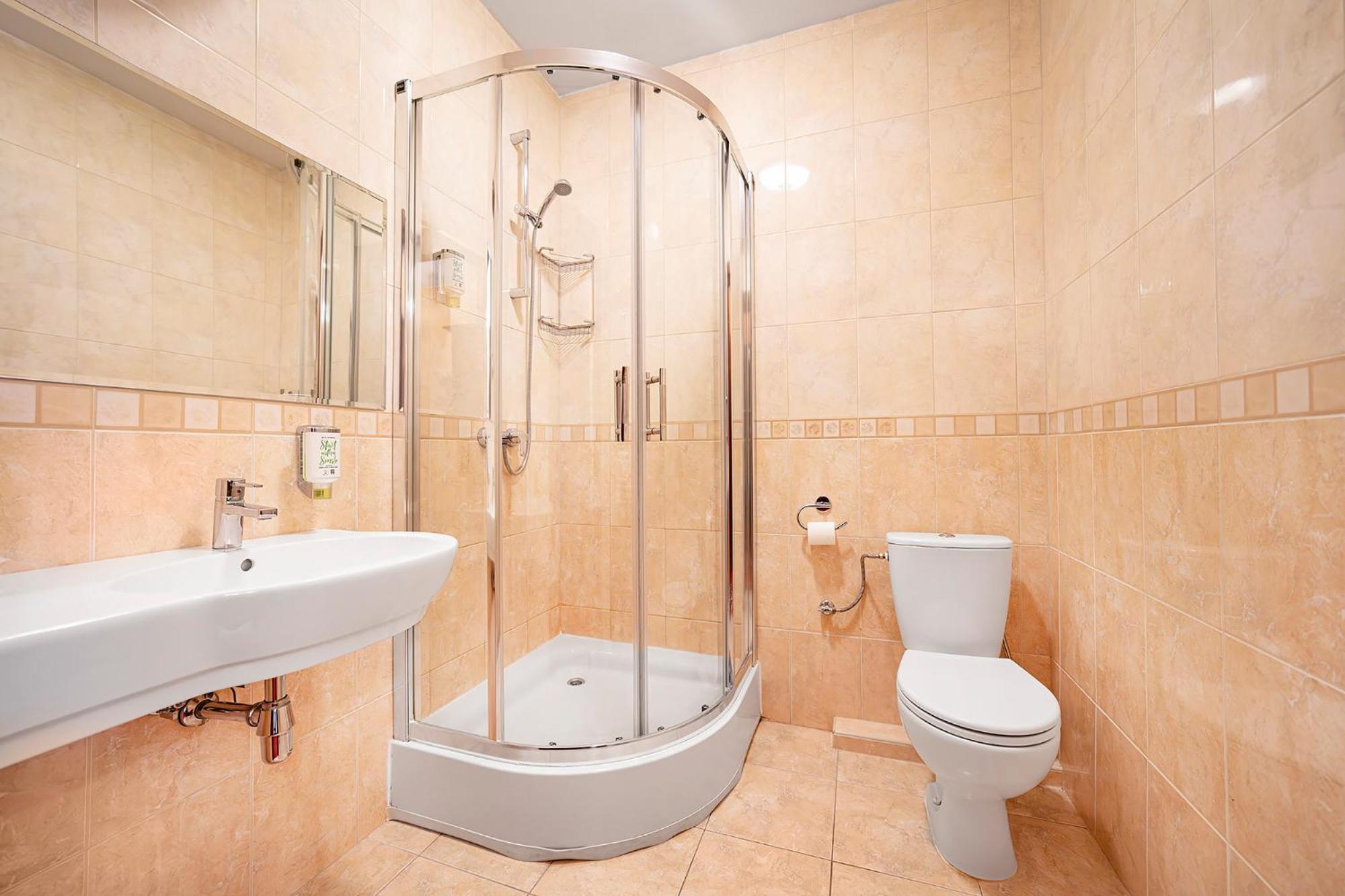 Family Room (2 Adults + 1 Child),1623664067:JPEG