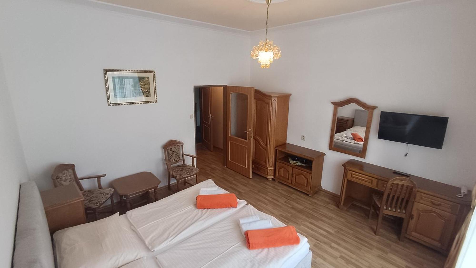 Pokój Dwuosobowy typu Deluxe z dodatkowym łóżkiem