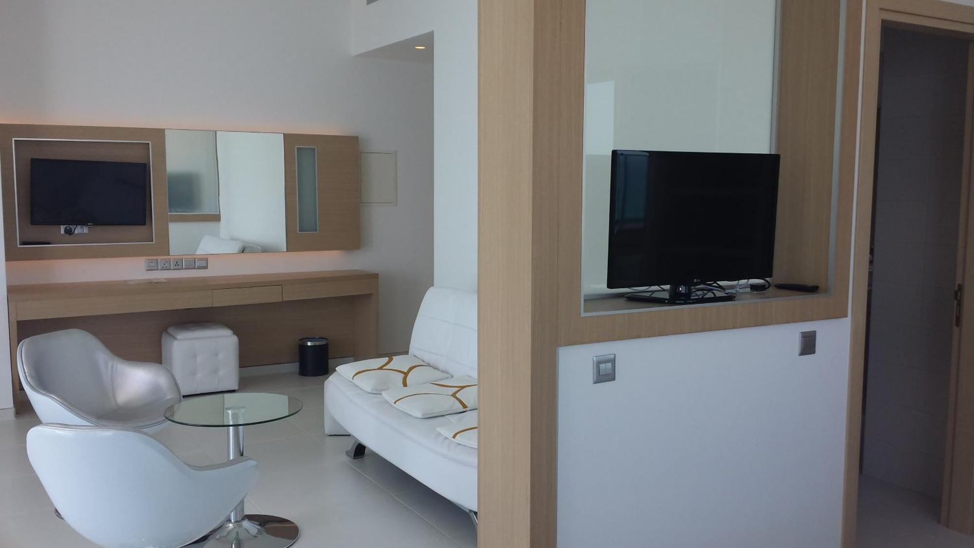 One-Bedroom Suite Sea View