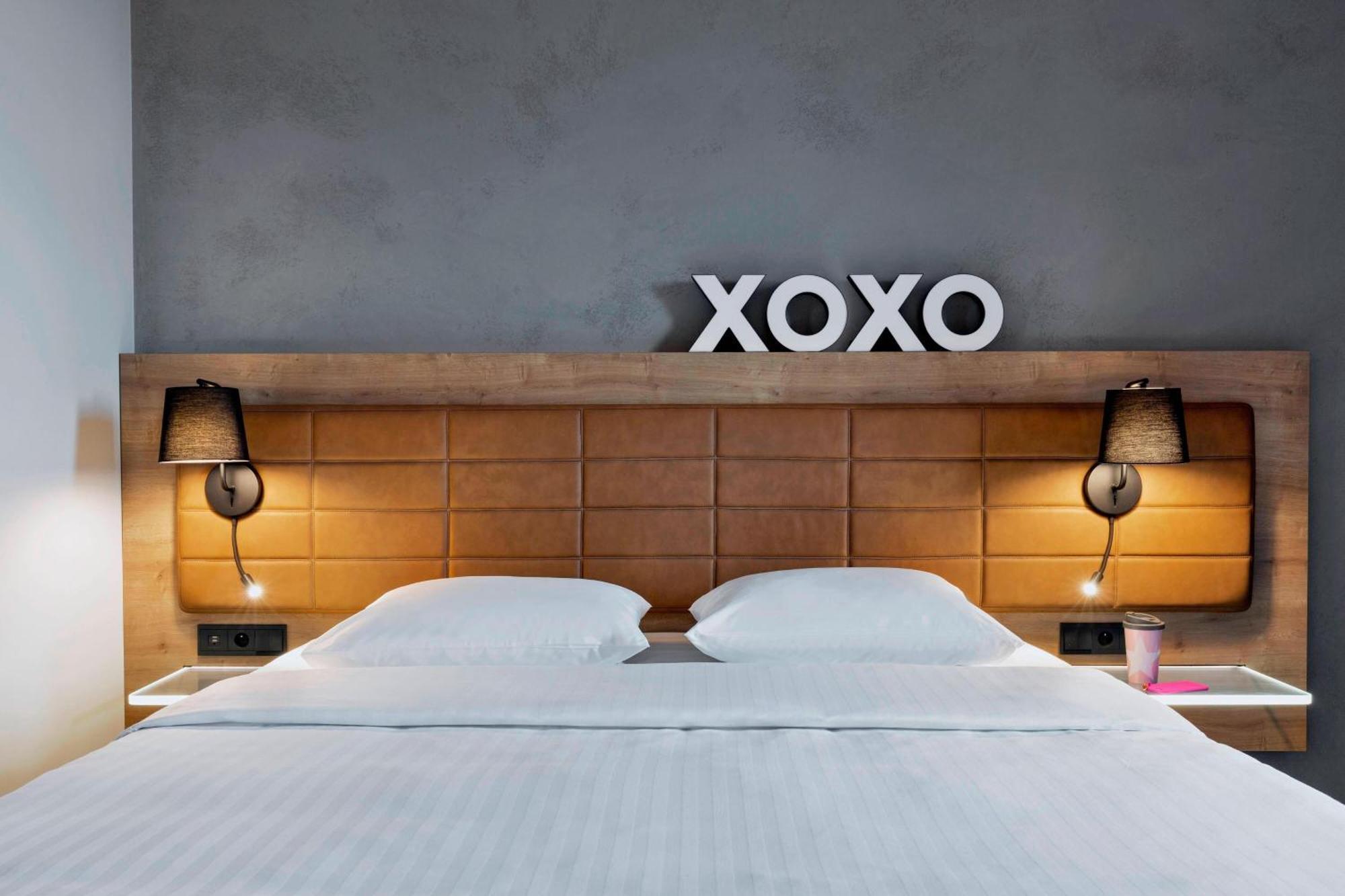 Moxy Queen Room