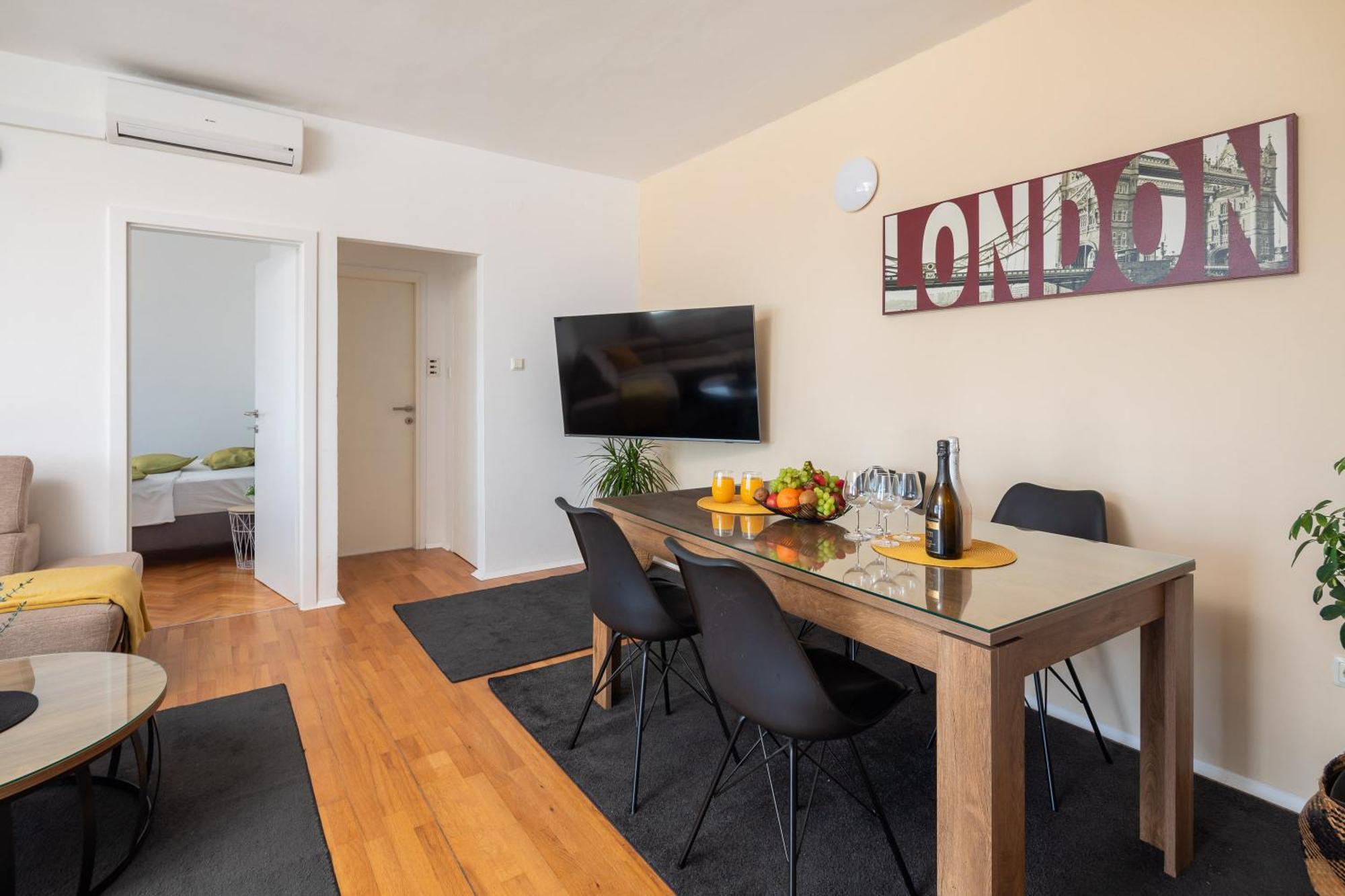 Deluxe Apartment
