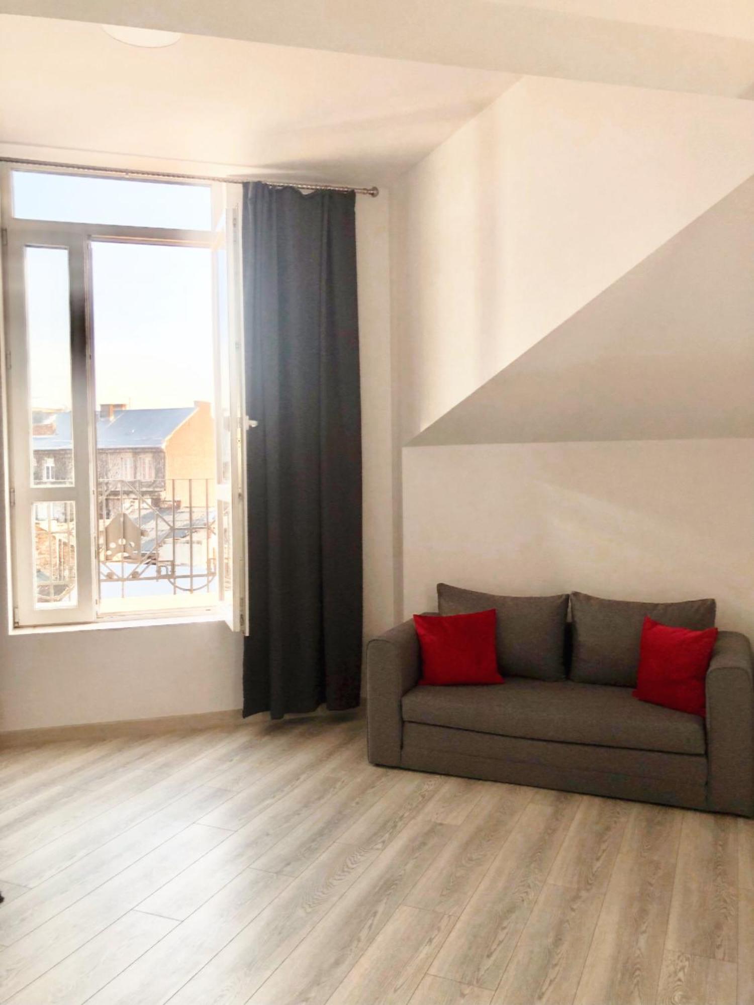 One-Bedroom Apartment Balcony City View