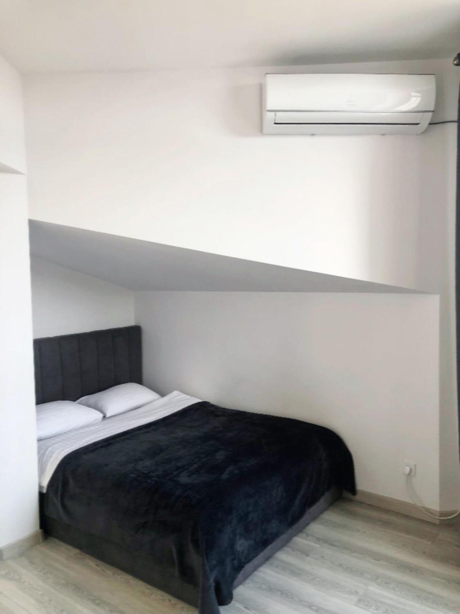 One-Bedroom Apartment Balcony City View