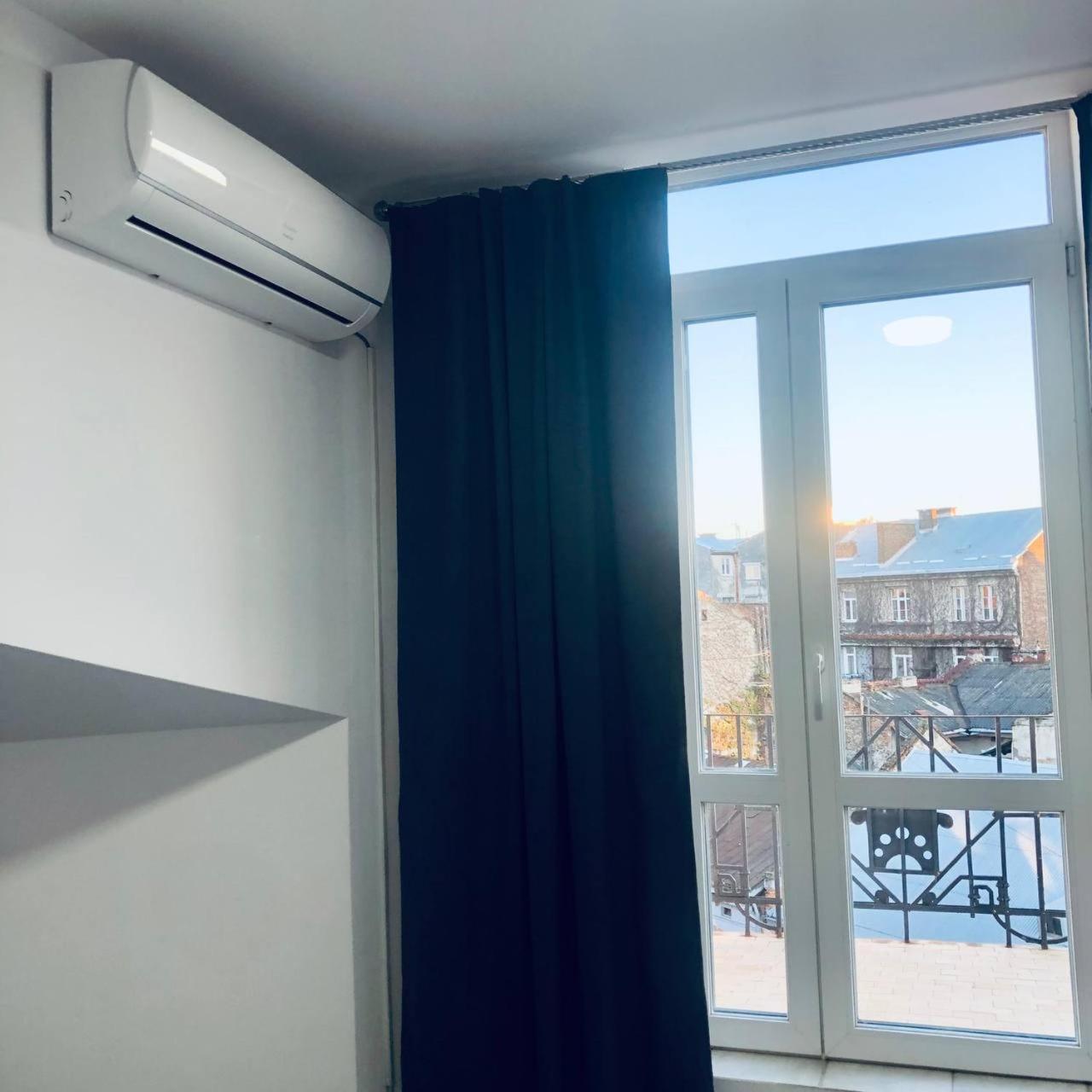 One-Bedroom Apartment Balcony City View