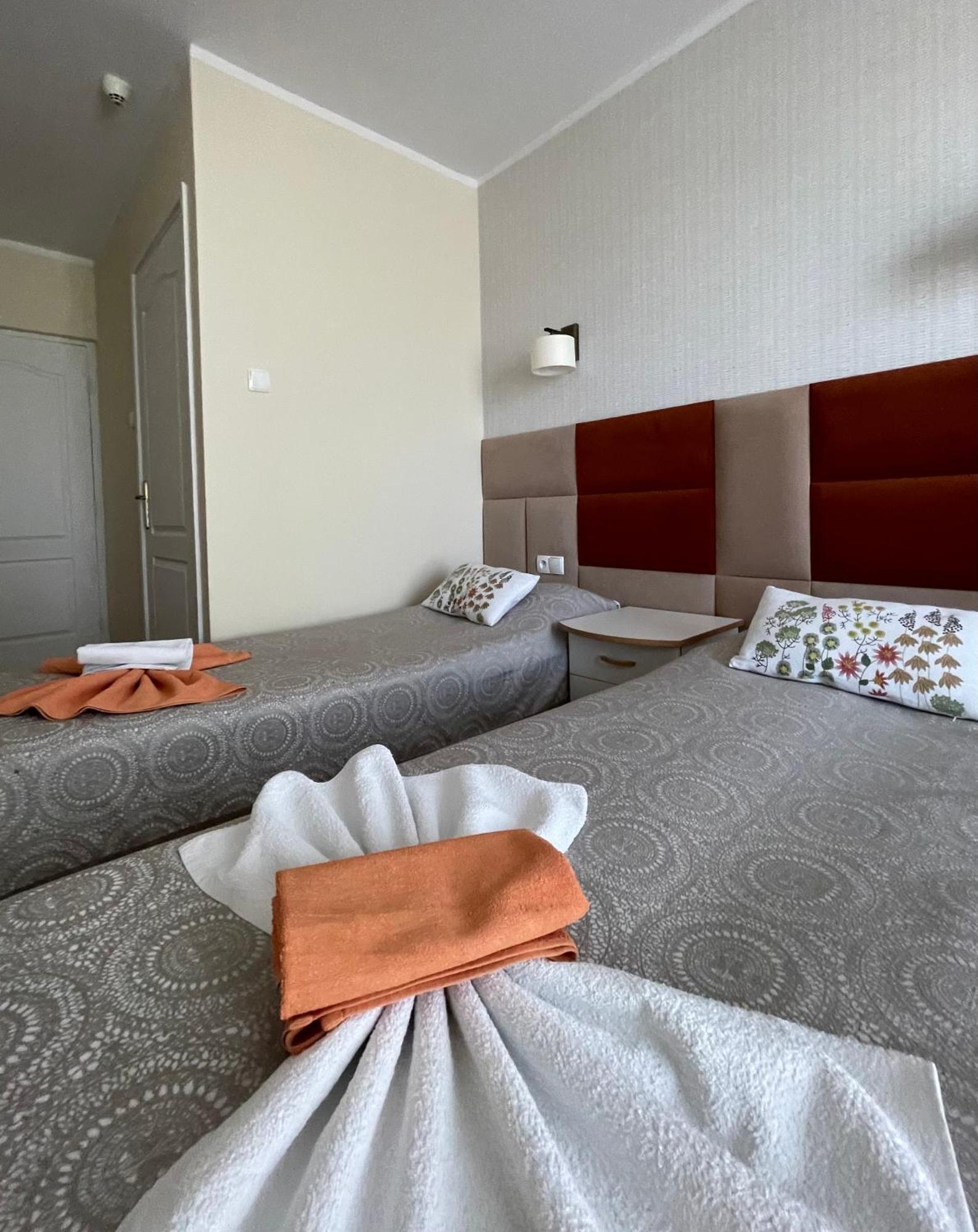 Pokój dwuosobowy z 1 lub 2 łóżkami, dodatkowym łóżkiem i balkonem