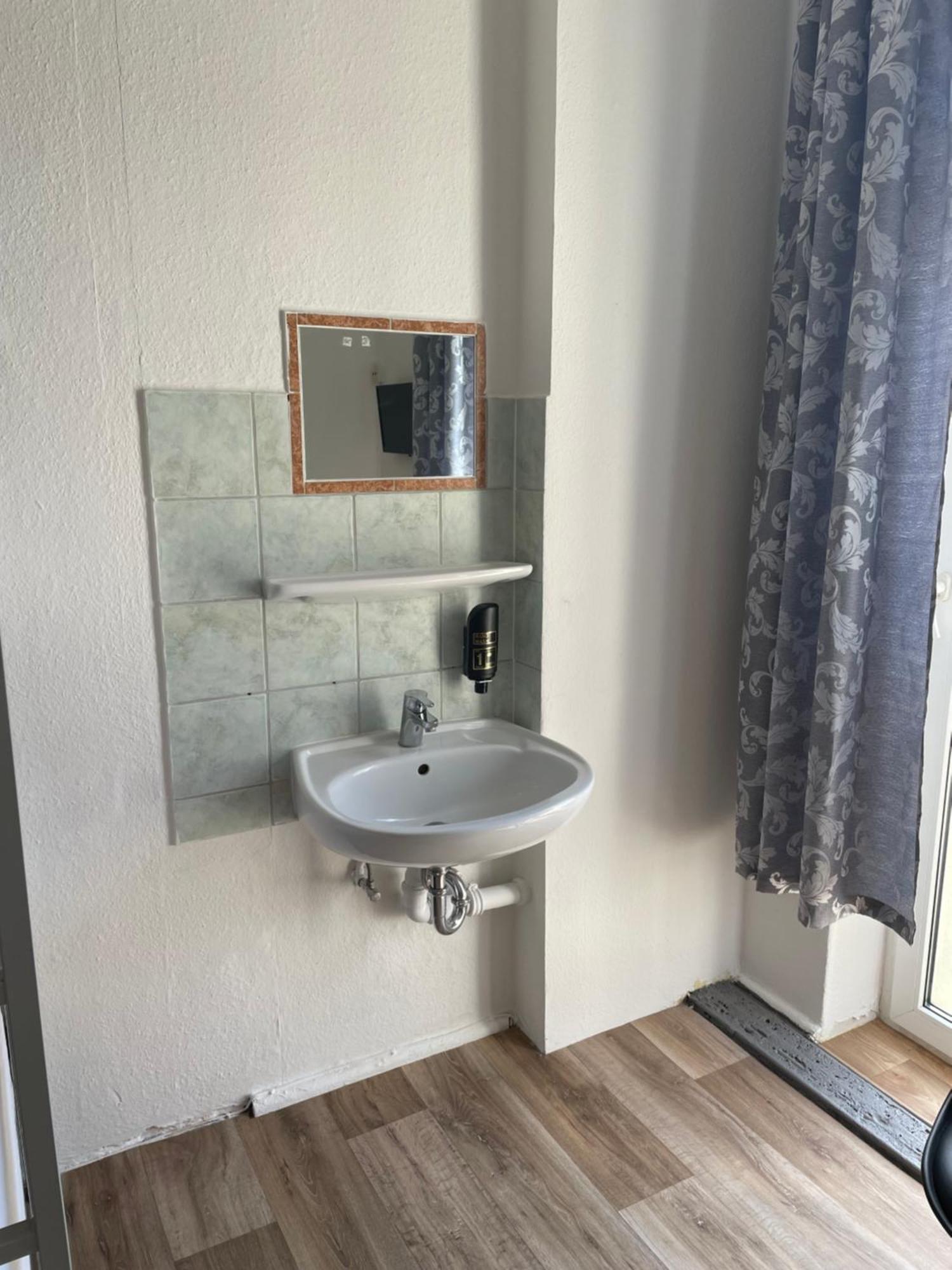 Small Twin Room,1586838248:JPEG