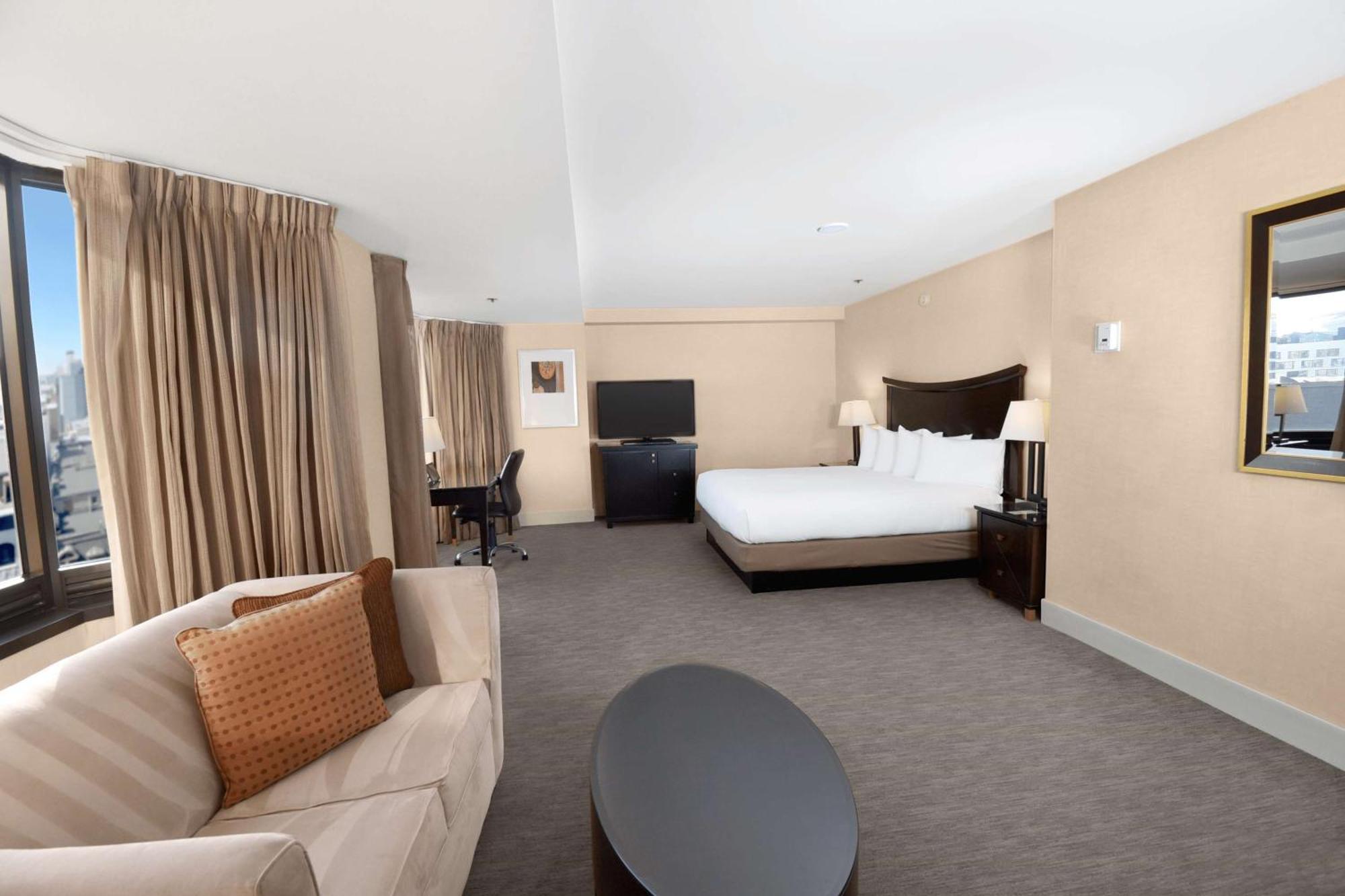 Apartament typu Junior Suite z łóżkiem typu king-size i częścią wypoczynkową